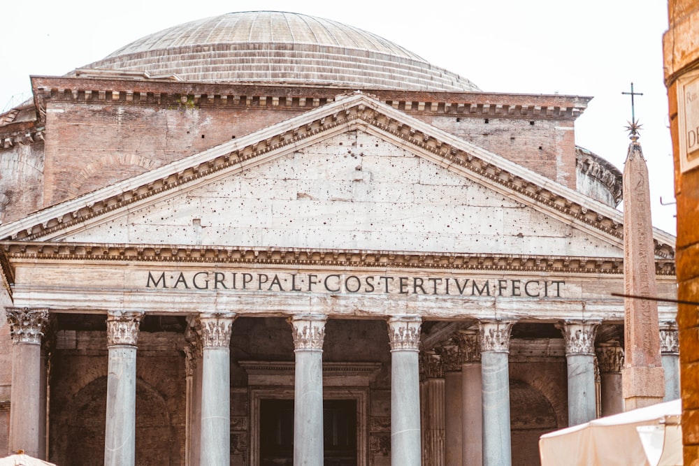 Pantheon, Roma con colonne e una cupola