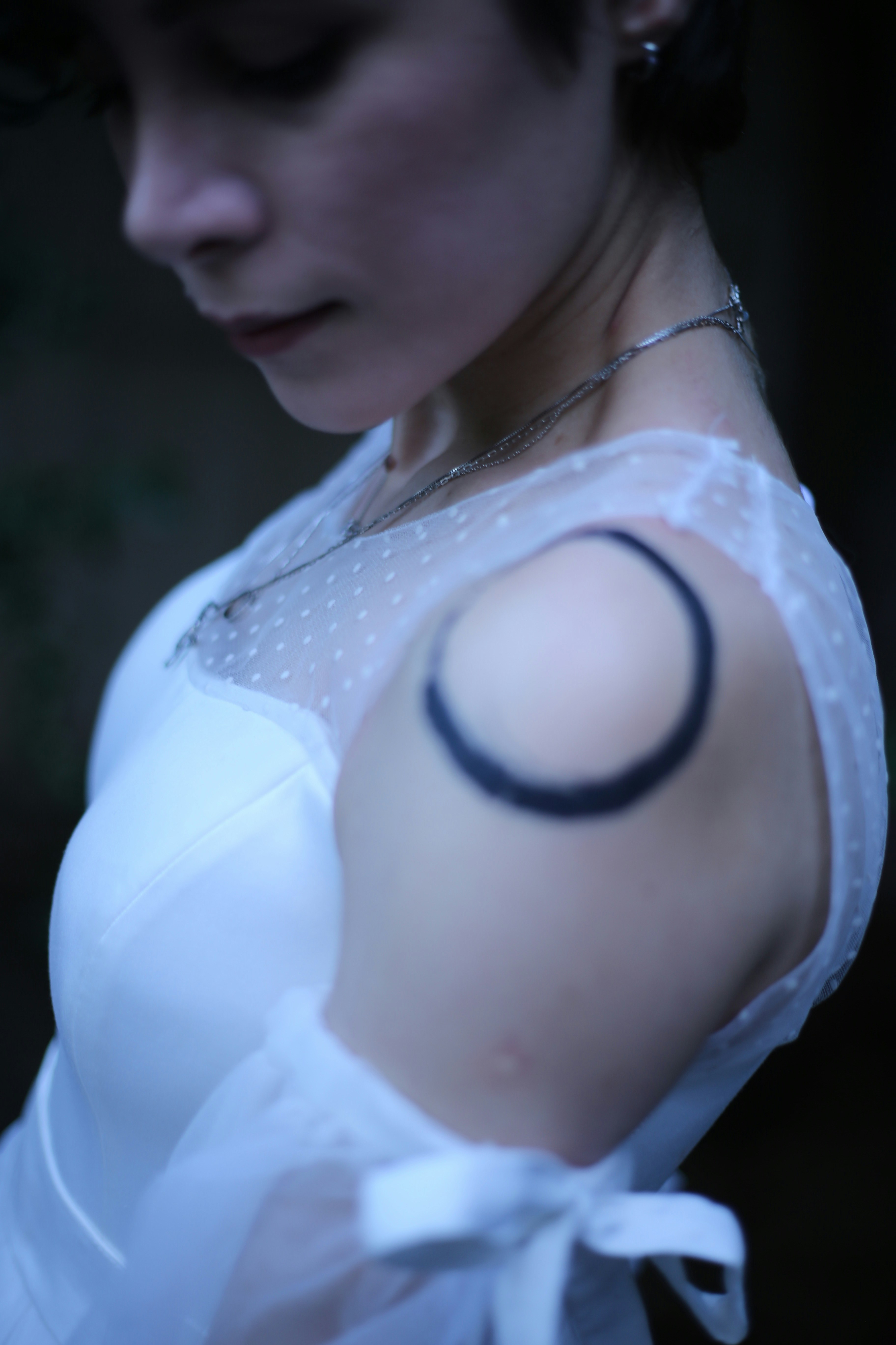 Una mujer con una camisa blanca y un collar