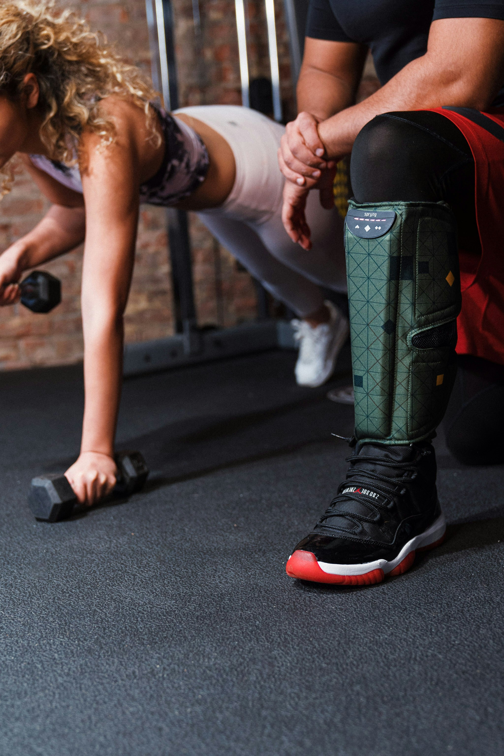 una persona con un vestido y tacones