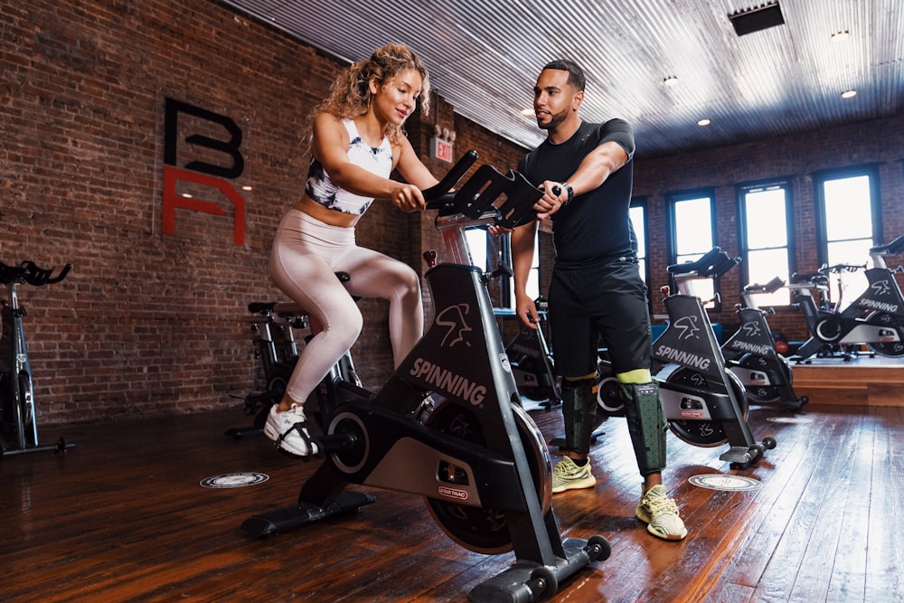 une personne assise sur une machine