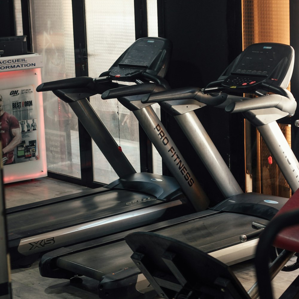 Treadmills on gym photo – Free Covid Image on Unsplash