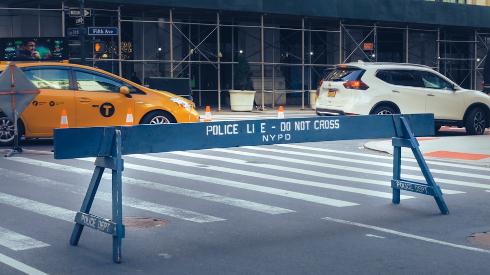 Coches estacionados en un estacionamiento