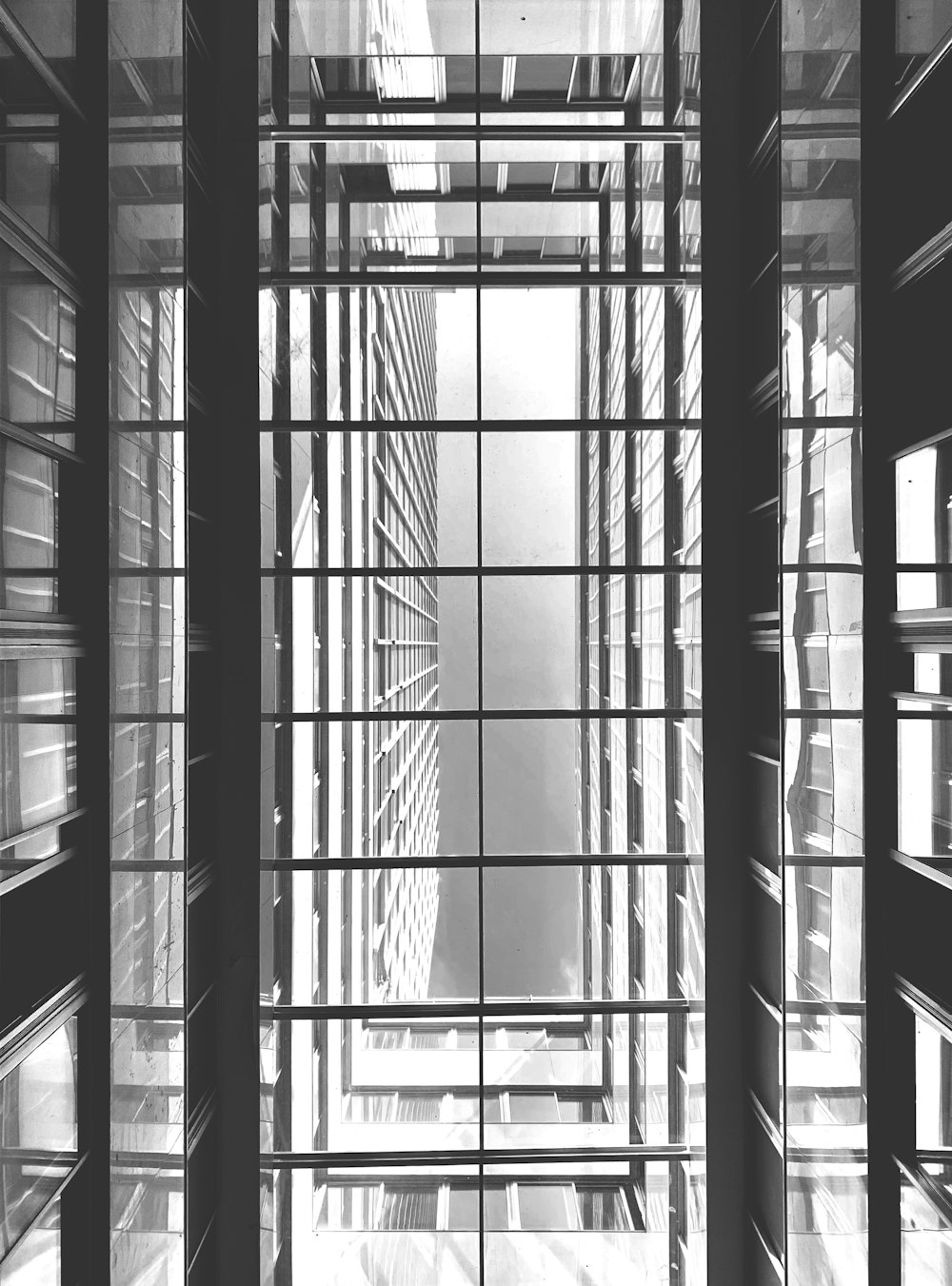 uma foto em preto e branco de um edifício com janelas