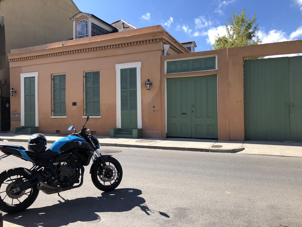 une moto garée devant un immeuble