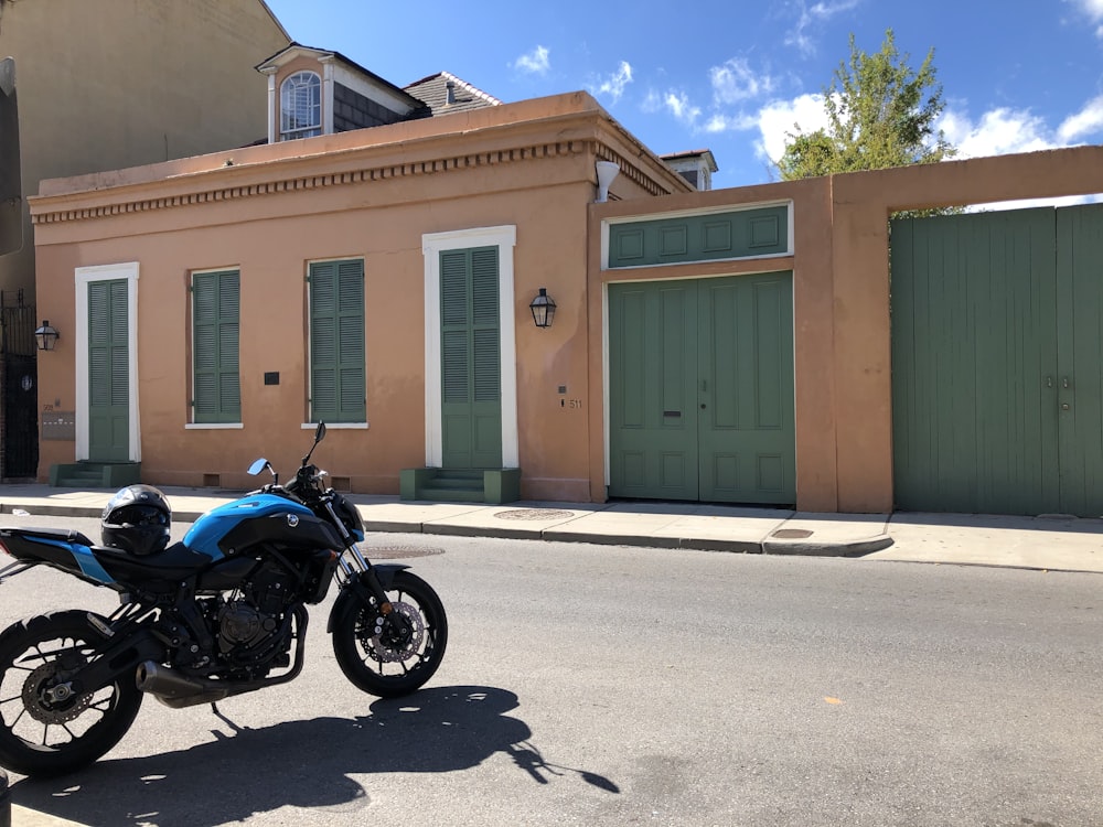 uma motocicleta estacionada em frente a um prédio