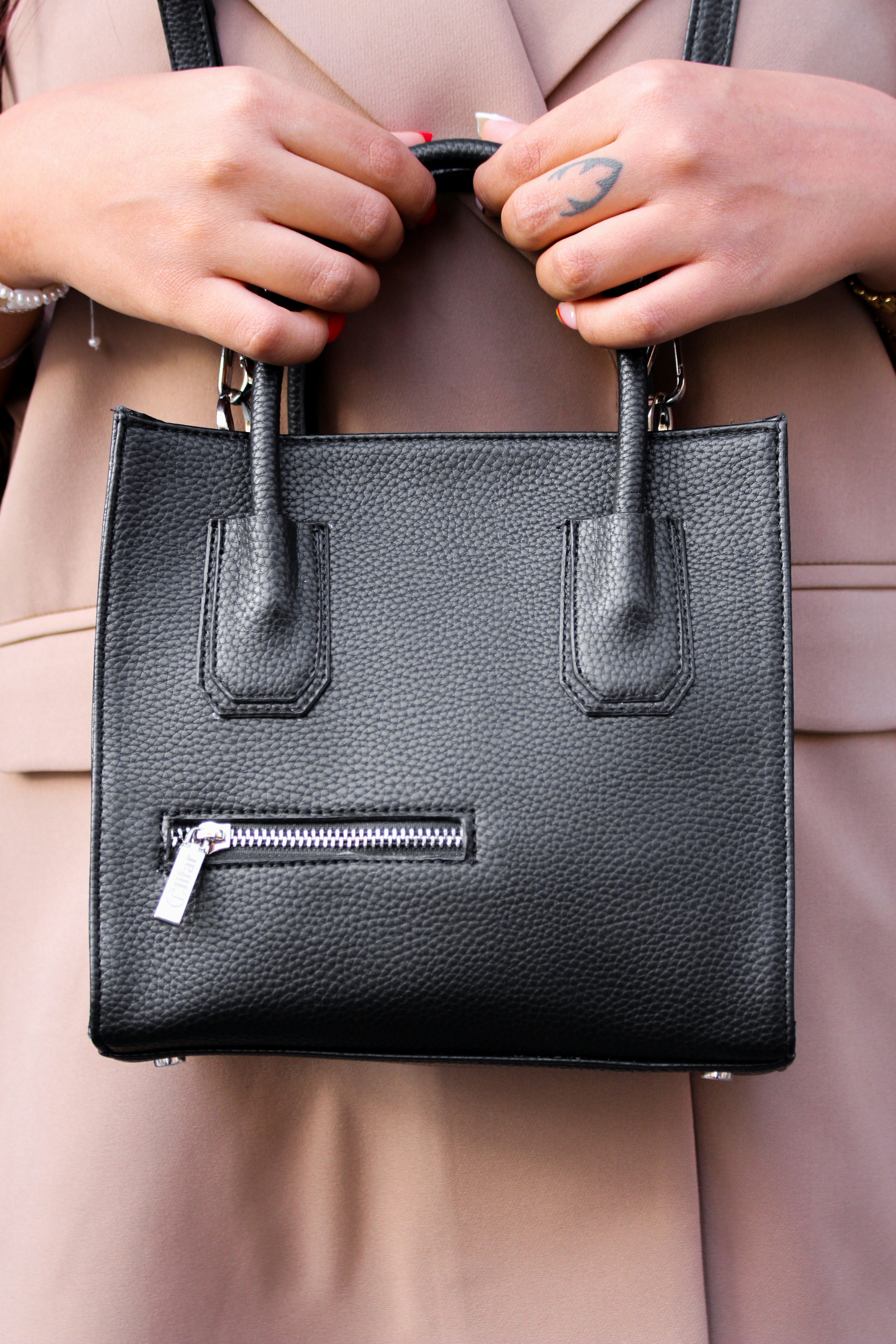 photo-1652371387121-c5850db056ba?ixid=M3wxMjA3fDB8MXxzZWFyY2h8MTl8fGhhbmRiYWclMjBjbG9zdXJlJTIwdHlwZXN8ZW58MHx8fHwxNzY2MzY4MDA0fDA\u0026ixlib=rb-4.1.0