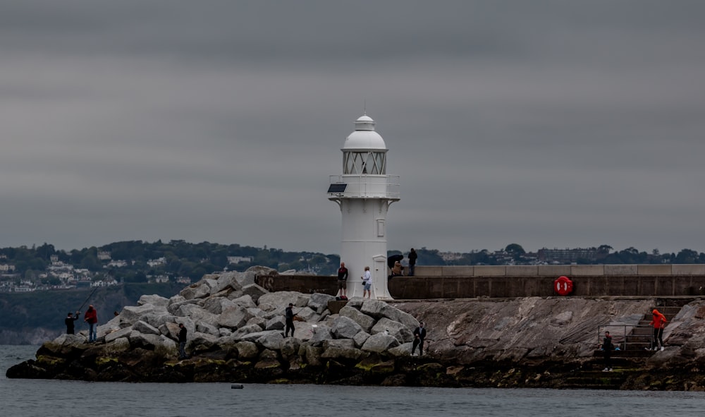 Un phare sur une rive rocheuse