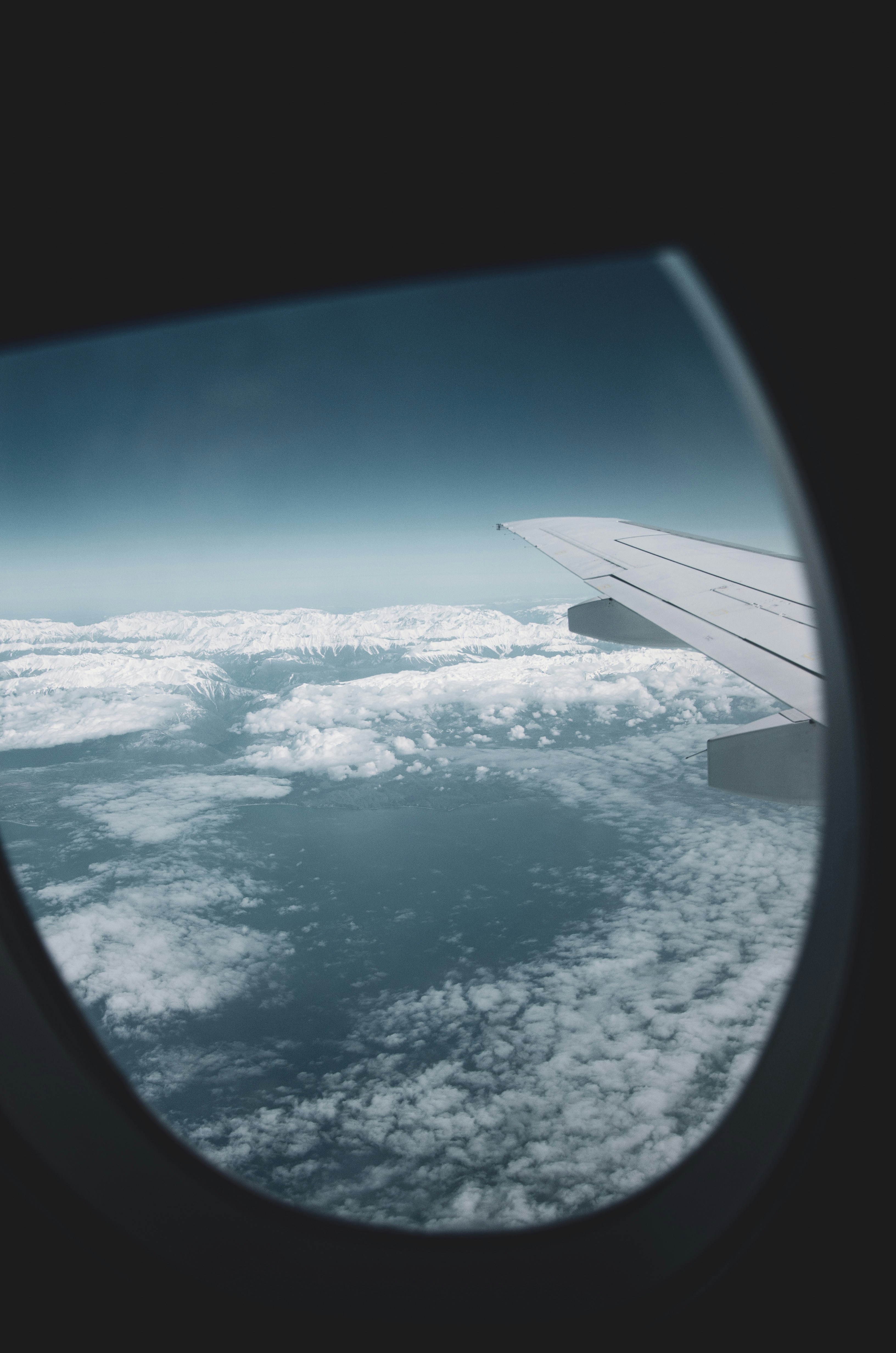 Un ala de avión sobre un paisaje nevado