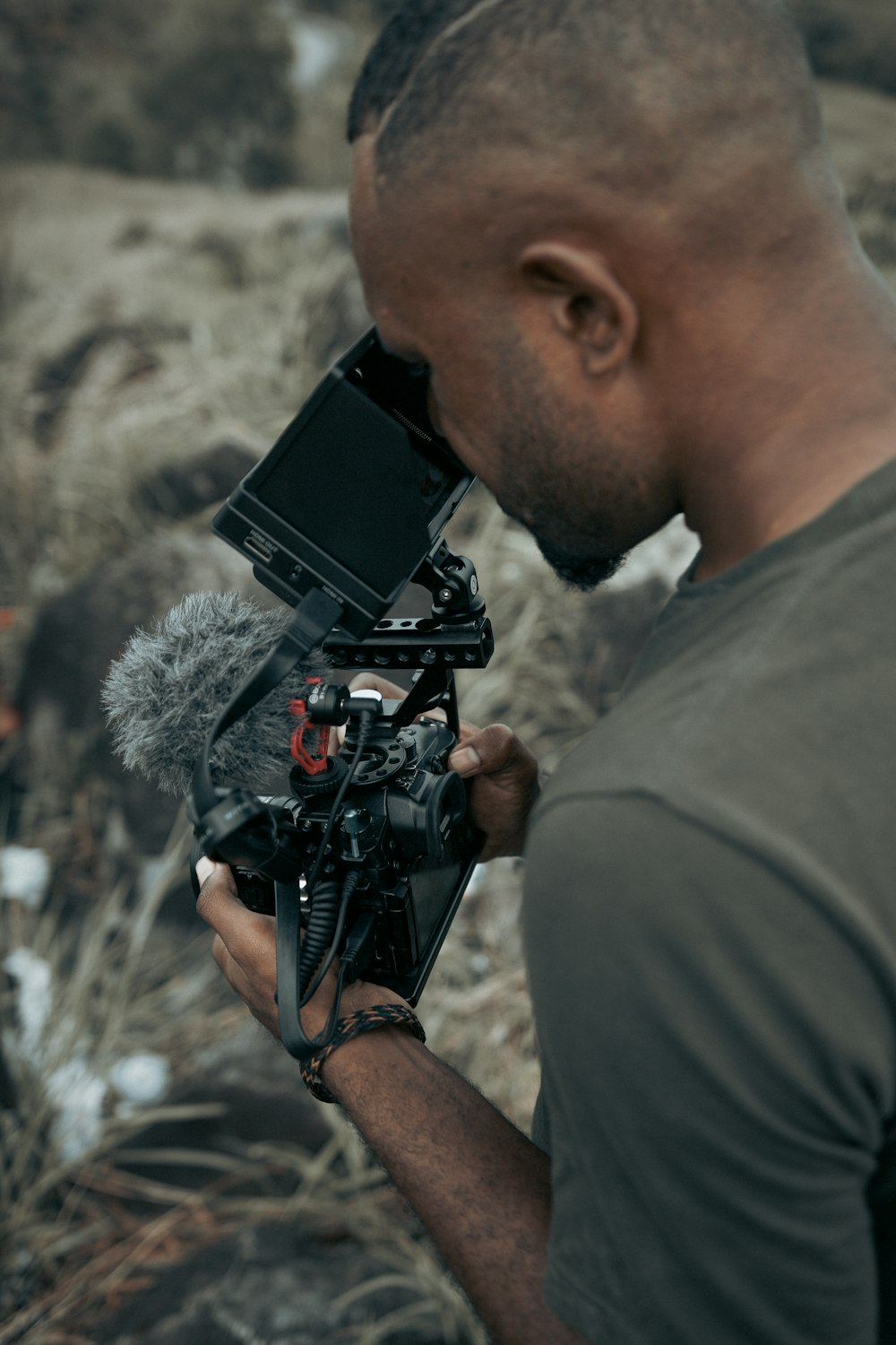 Un uomo che tiene una macchina fotografica