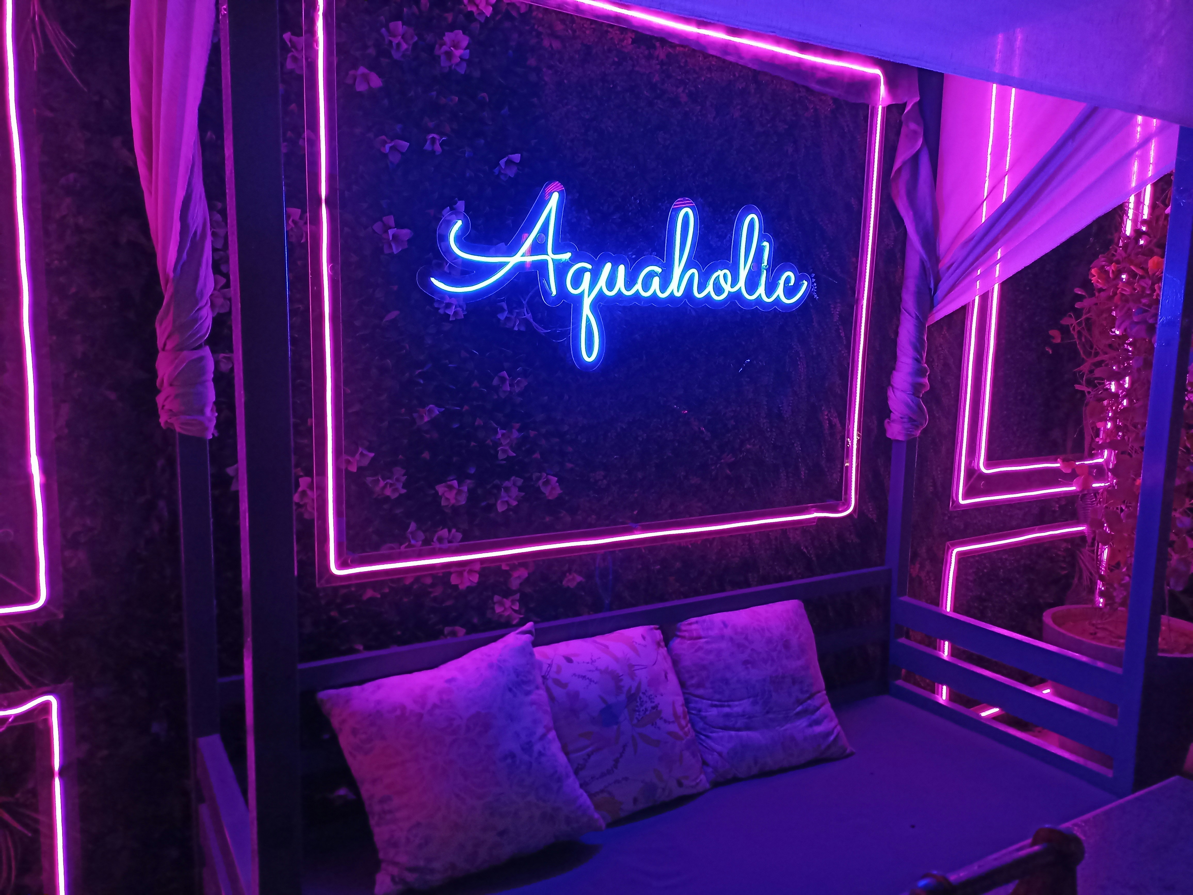 karaoke neon lights room, wallpaper, Karaoke: Manfaat Luar Biasa bagi Kesehatan Mental dan Sosial 5