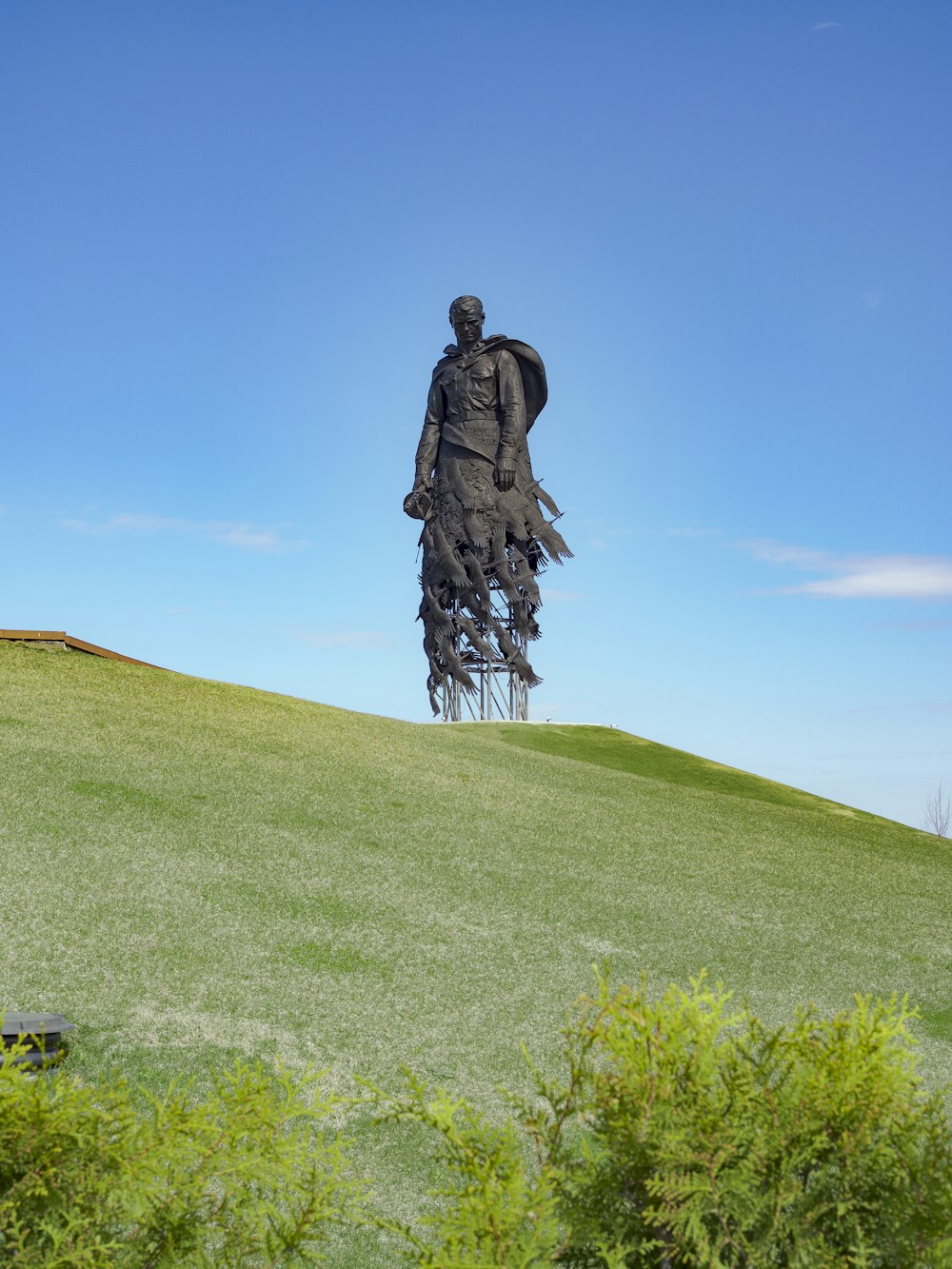 una statua di una persona su una collina