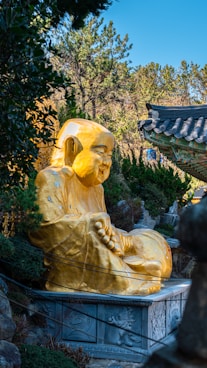 a statue of a person