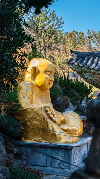 a statue of a person
