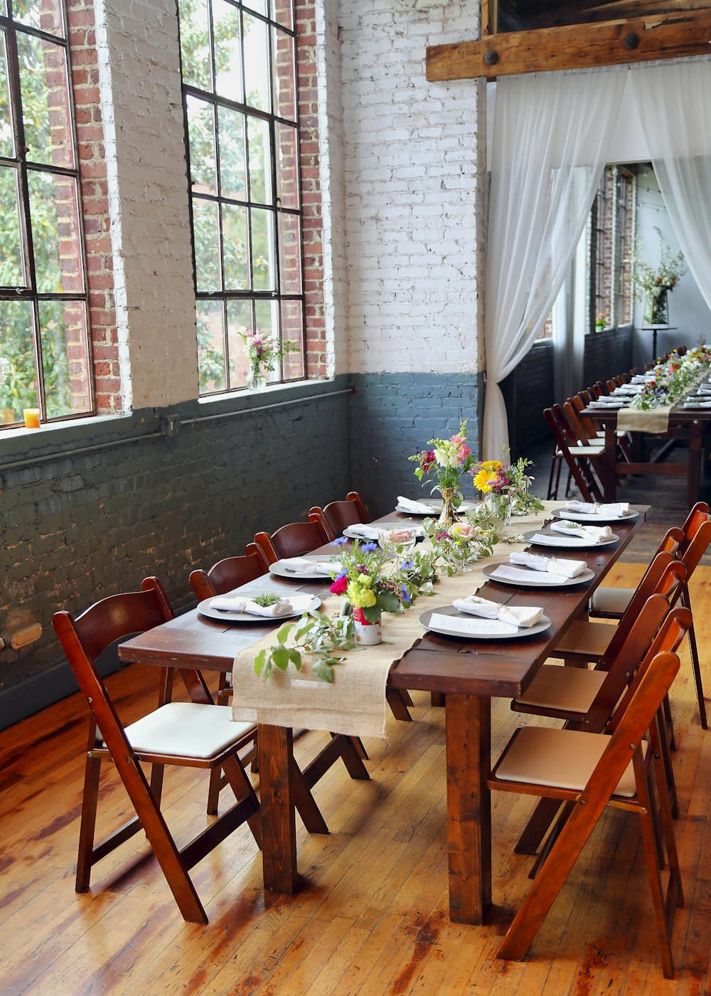 une table à manger avec des assiettes et des fleurs