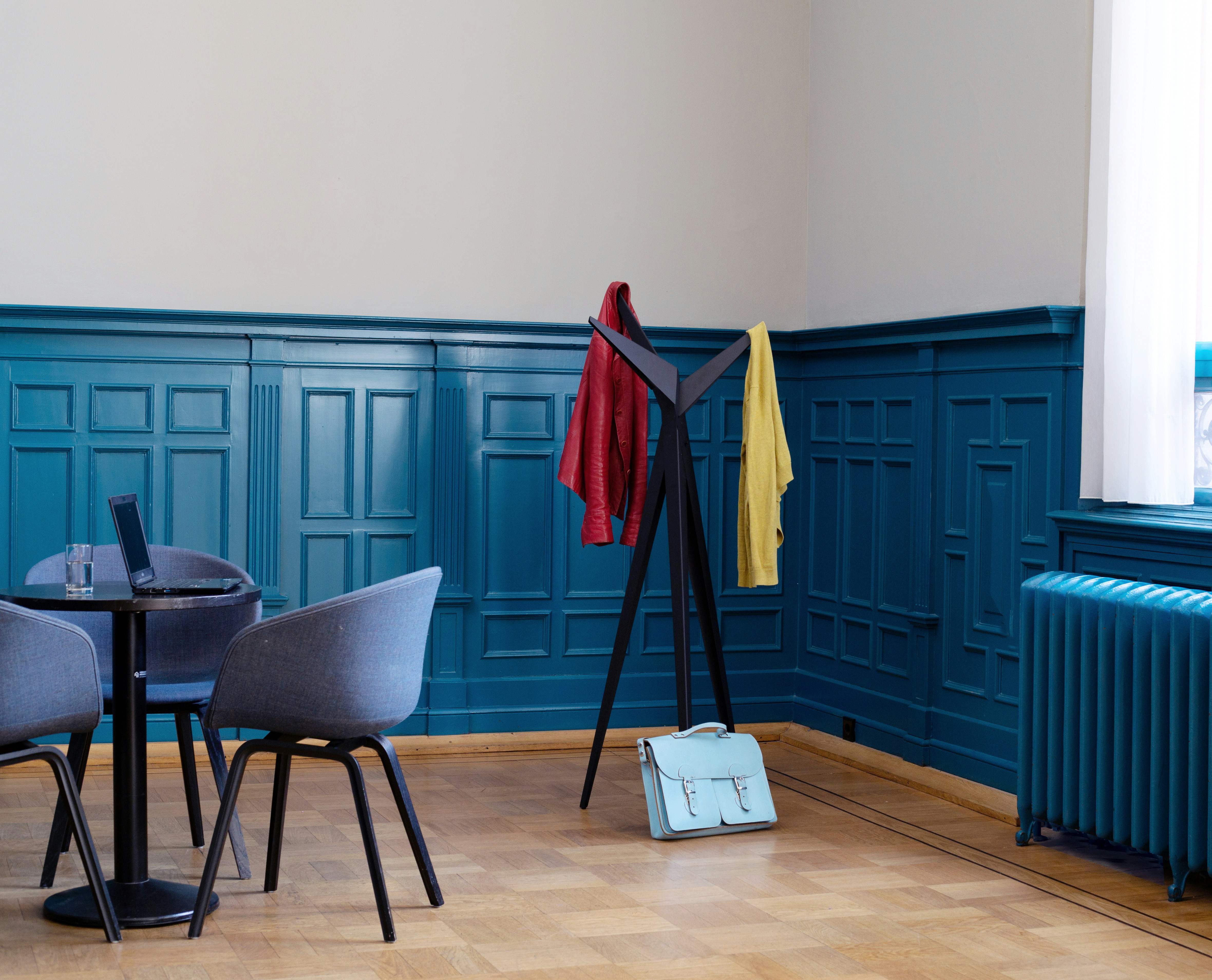 Une pièce avec des portes et des tables bleues