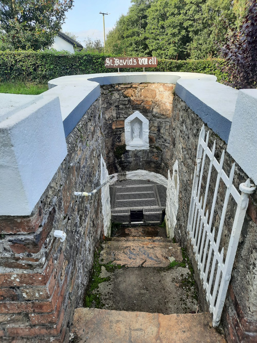 una pared de ladrillo con un letrero