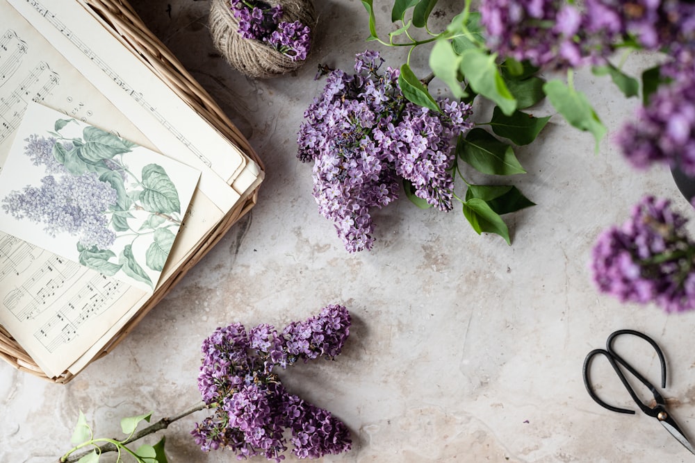 Ein Buch und Blumen auf einem Tisch