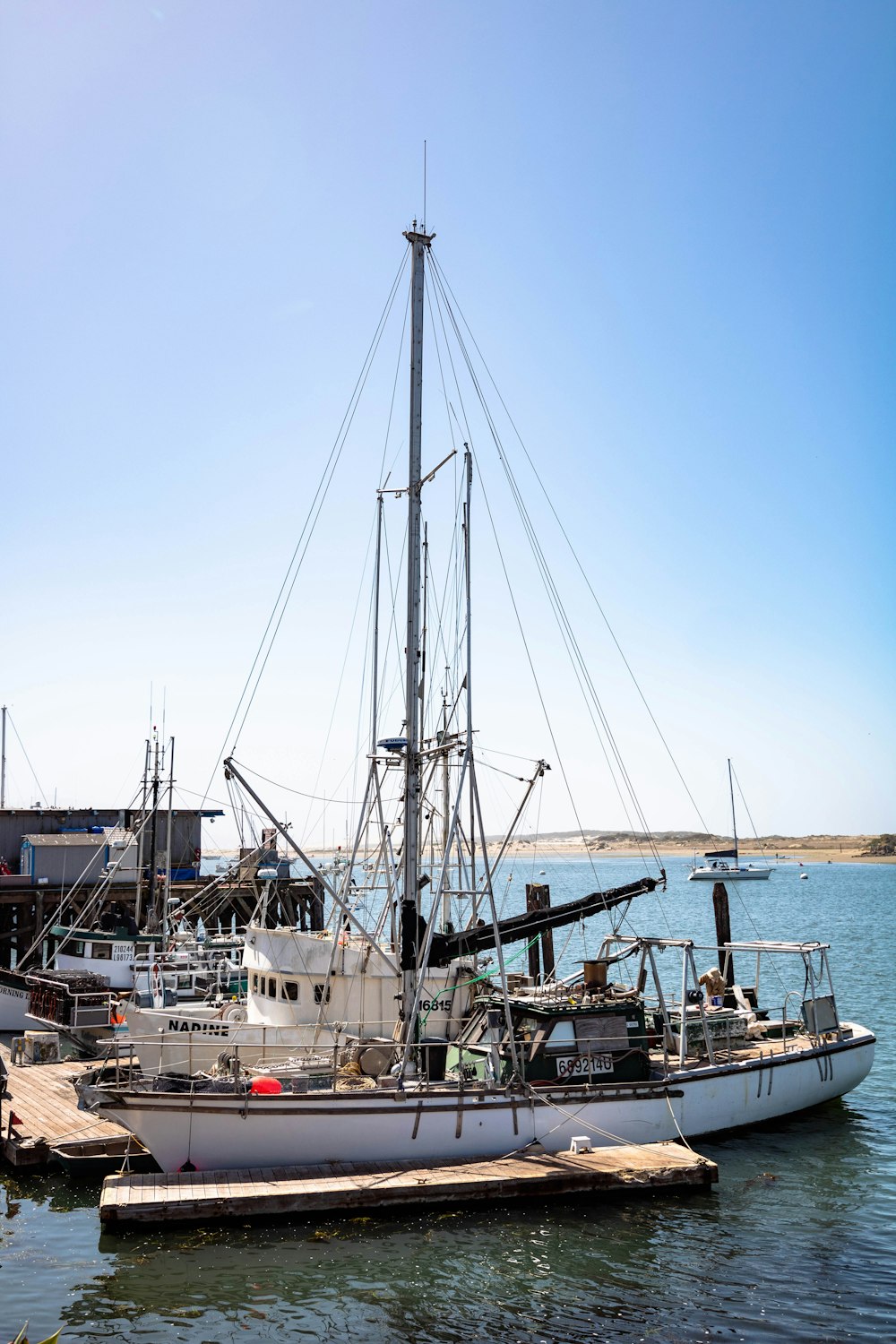 Ein Boot, das an einem Pier angedockt ist