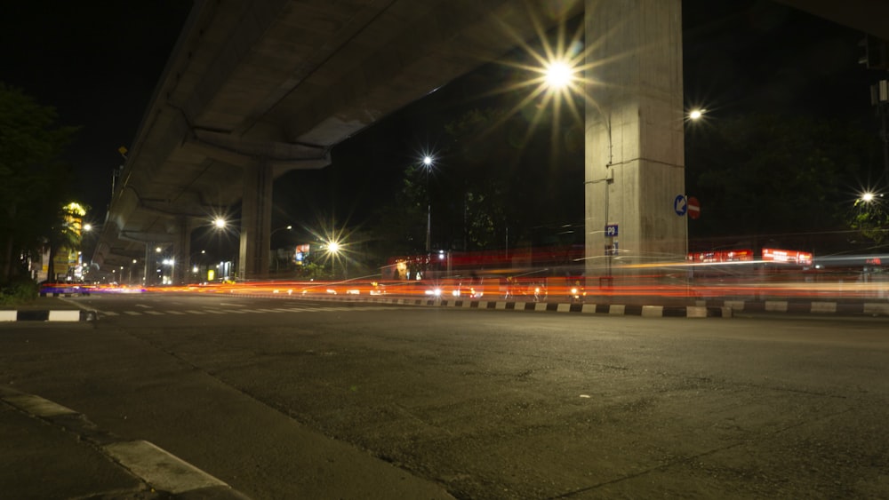 eine Straße mit einer Brücke darüber