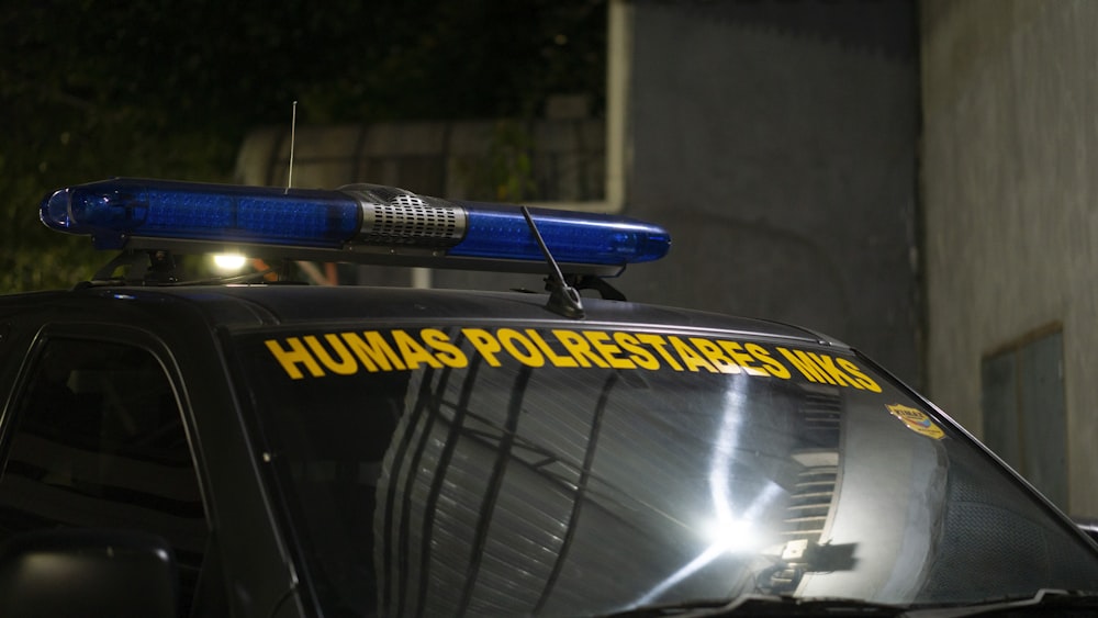 Un coche de policía con una luz azul en la parte superior