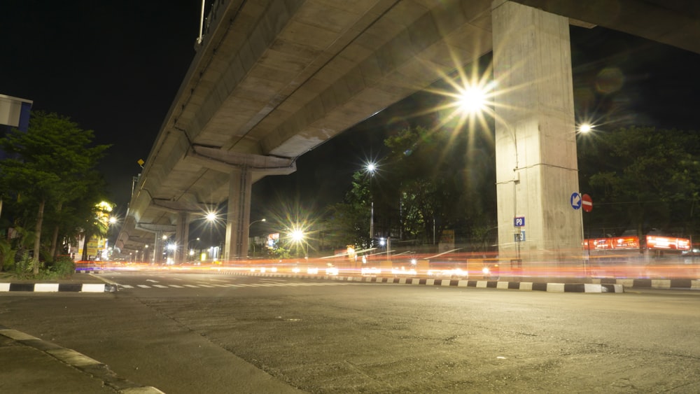 eine Straße mit einer Brücke darüber