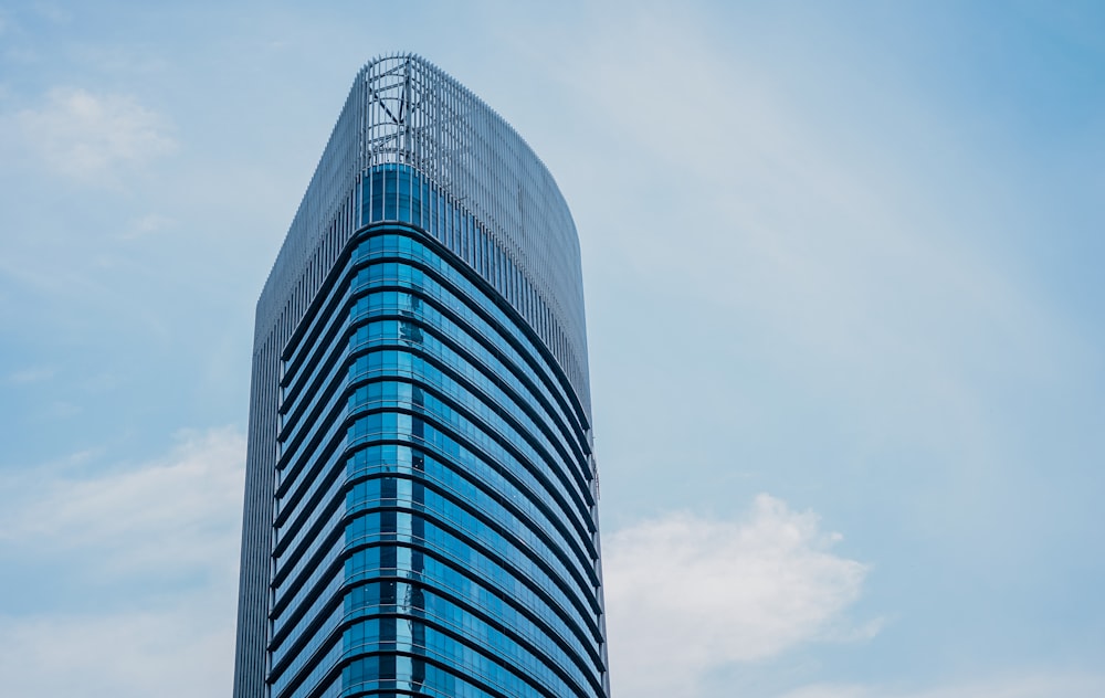Un edificio alto de vidrio