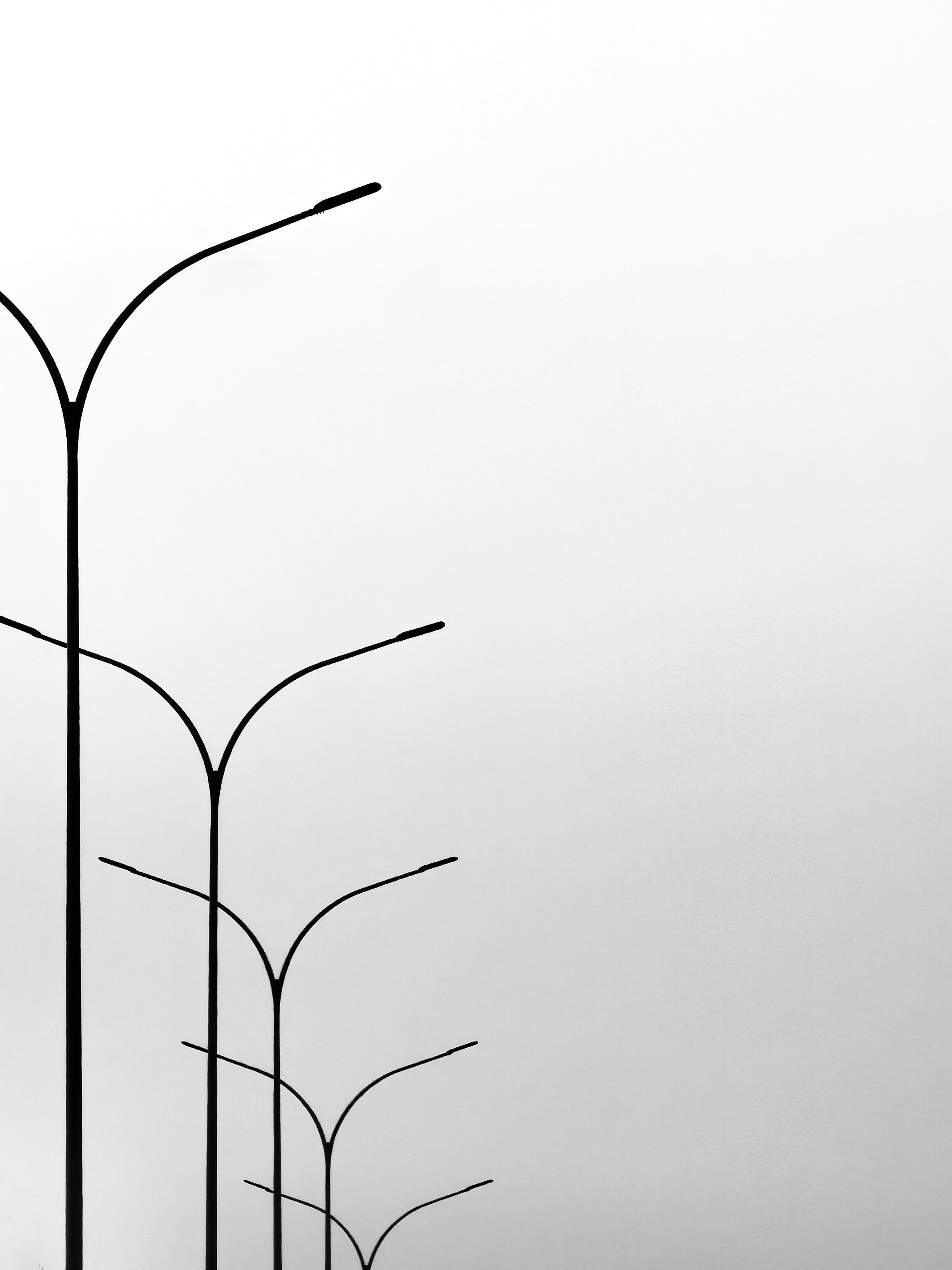 Farolas modernas recortadas sobre un fondo blanco liso.