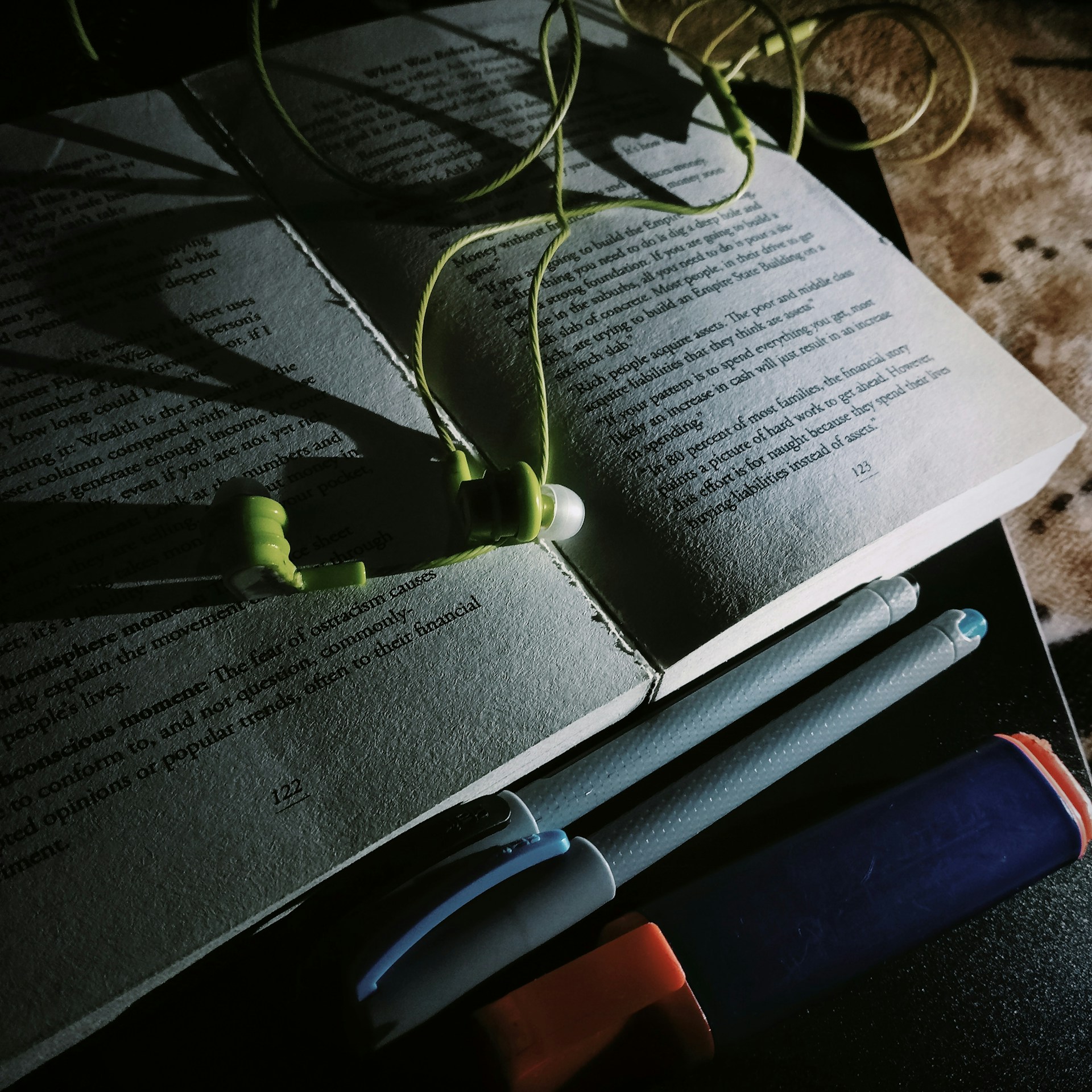 gray computer monitor