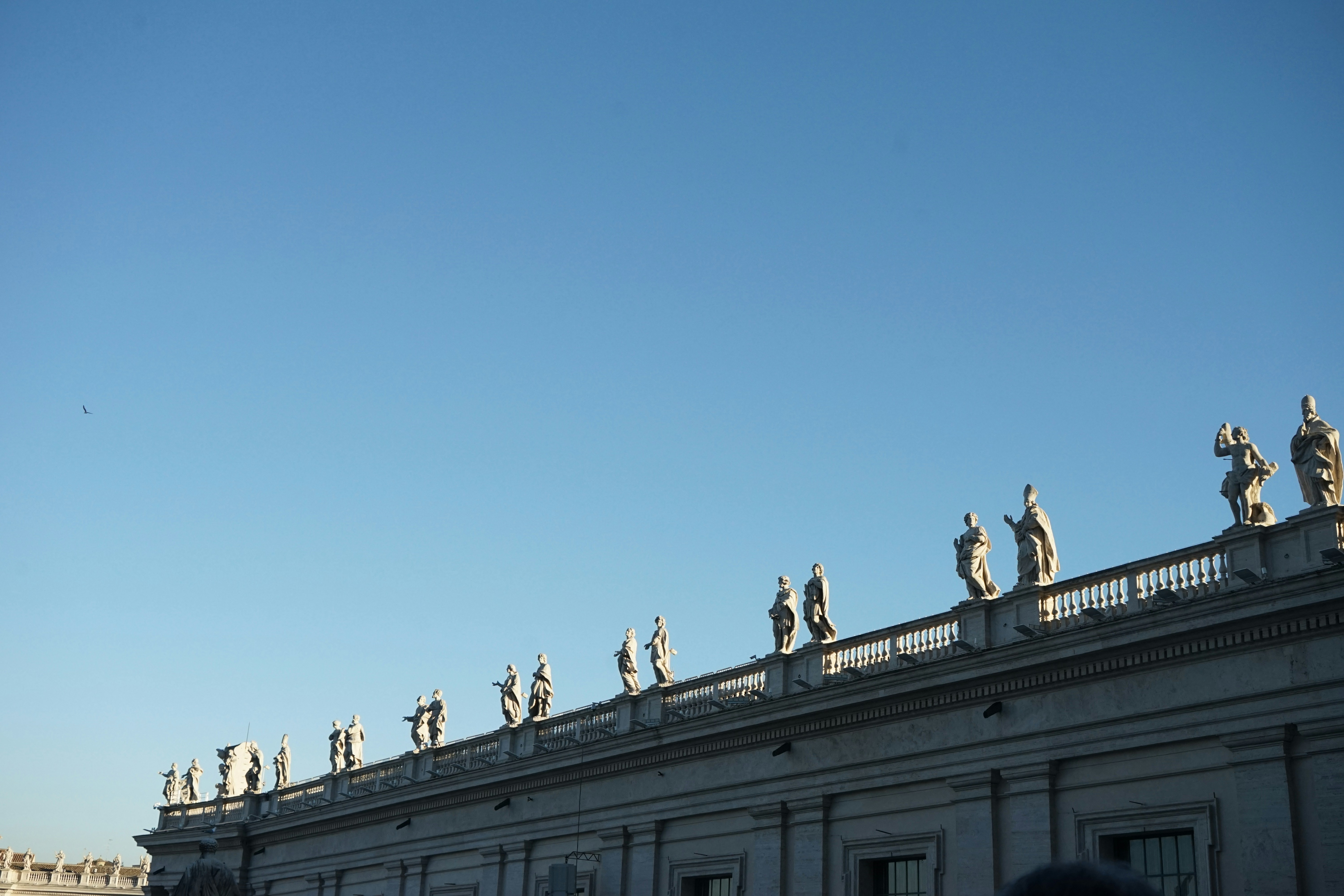 Un grupo de estatuas en la parte superior de un edificio