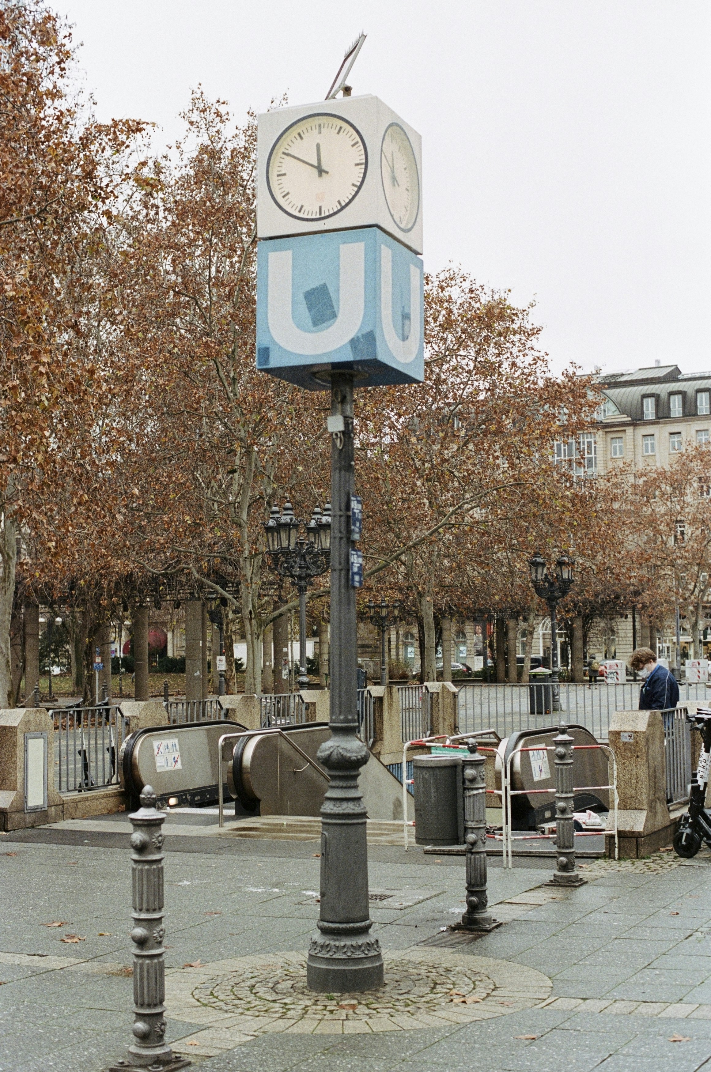A clock on a pole photo – Free 400 Image on Unsplash