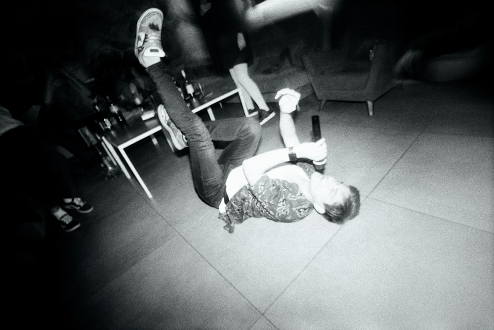 uma pessoa fazendo um handstand no chão