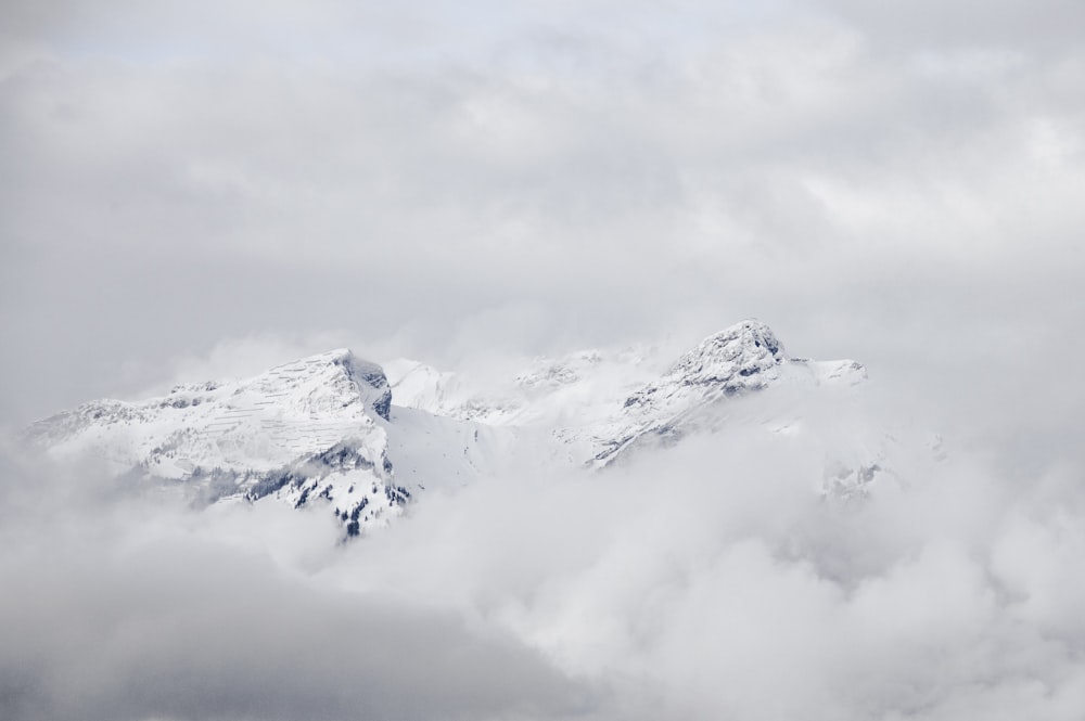 Un grupo de nubes en el cielo