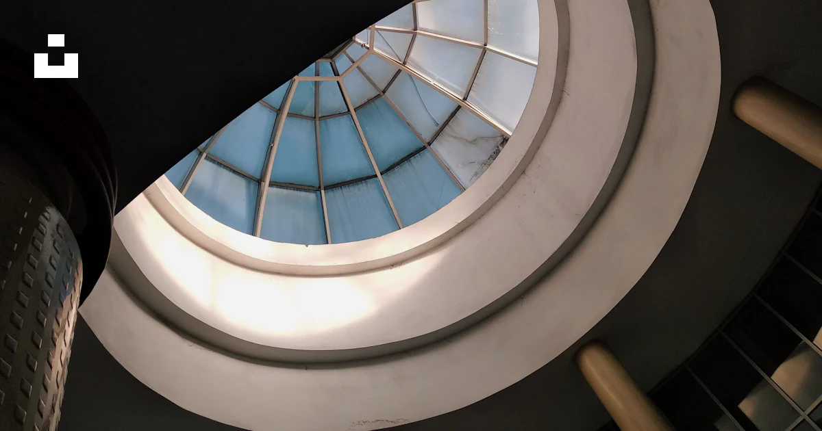 Foto Una escalera circular con una ventana circular – Imagen Gris ...