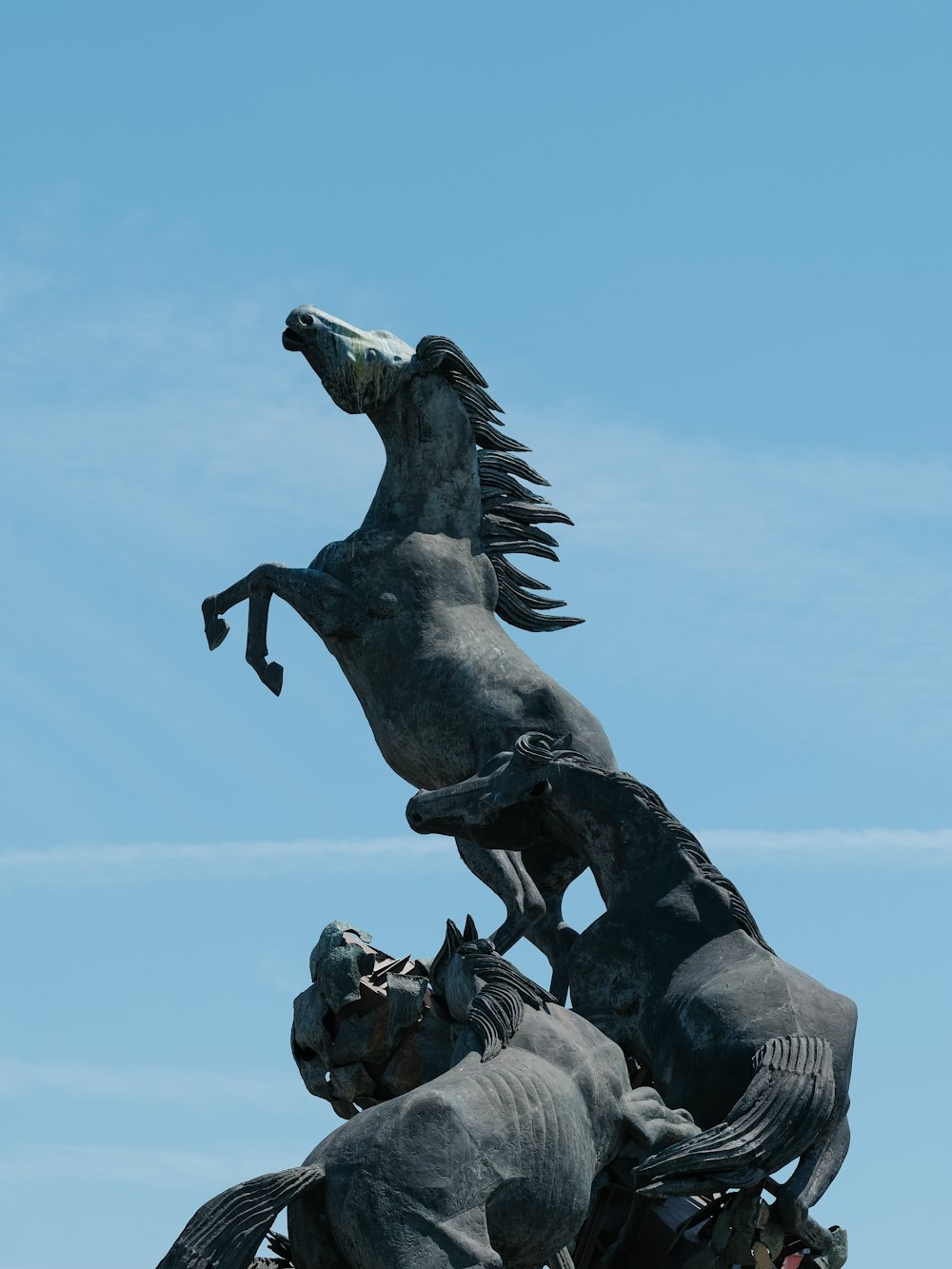 a statue of a horse