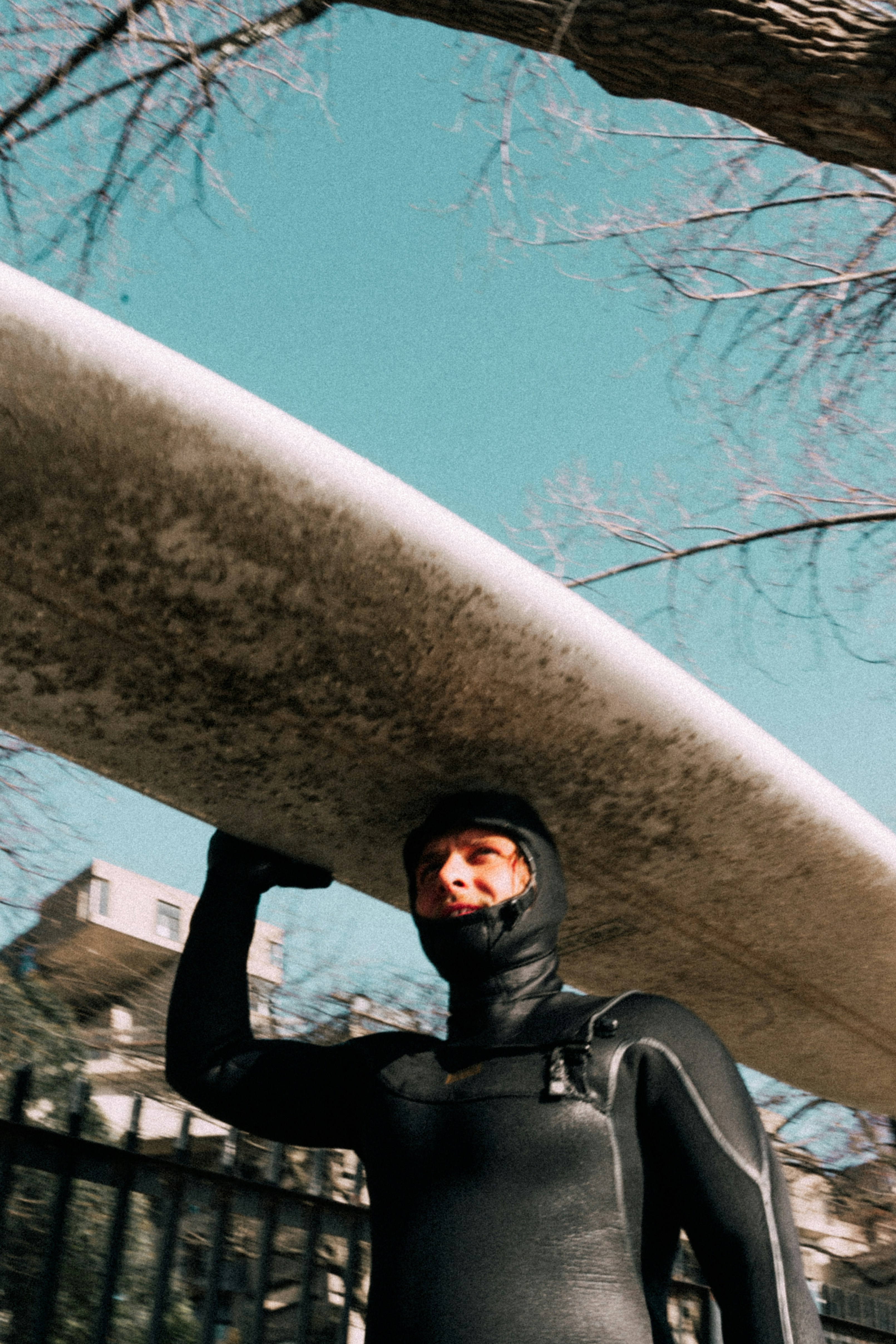 une personne posant pour la caméra