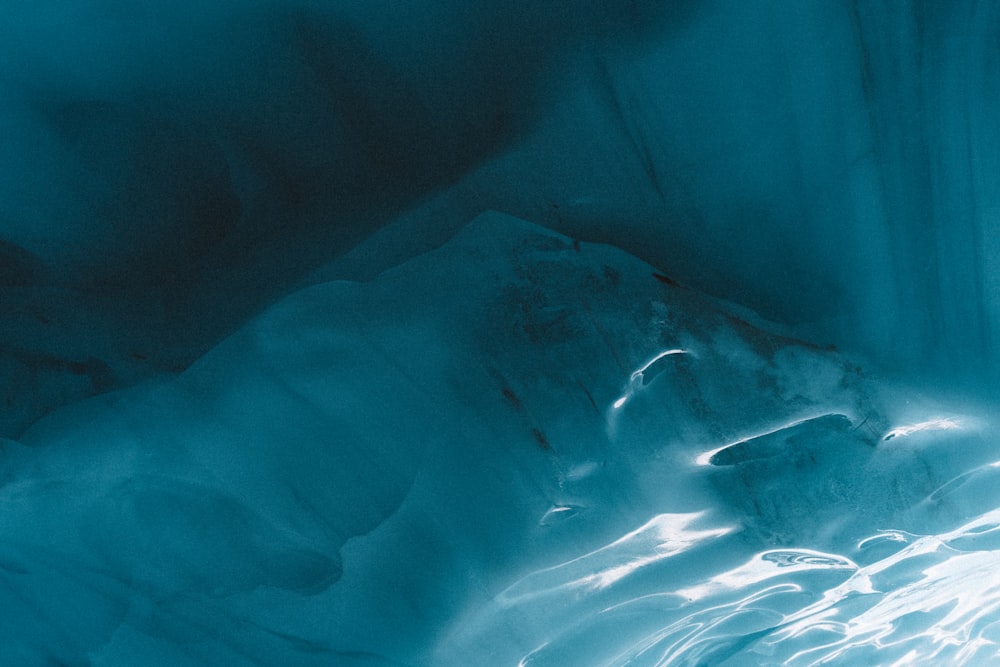 uma grande caverna subaquática azul