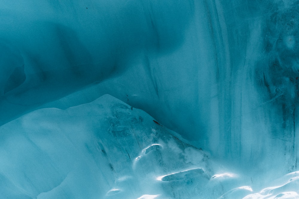 une grande grotte de glace