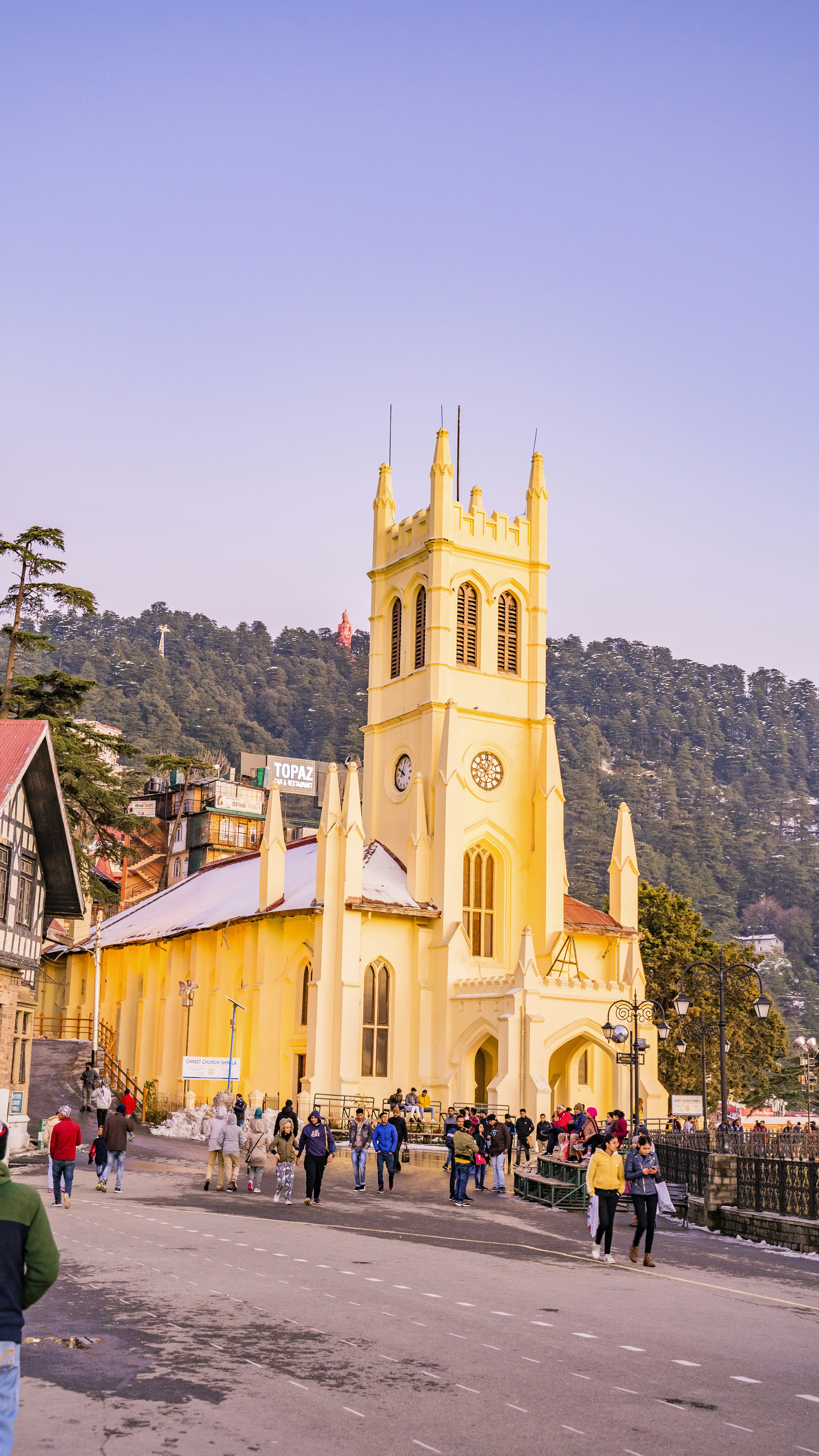 um grupo de pessoas fora de uma igreja