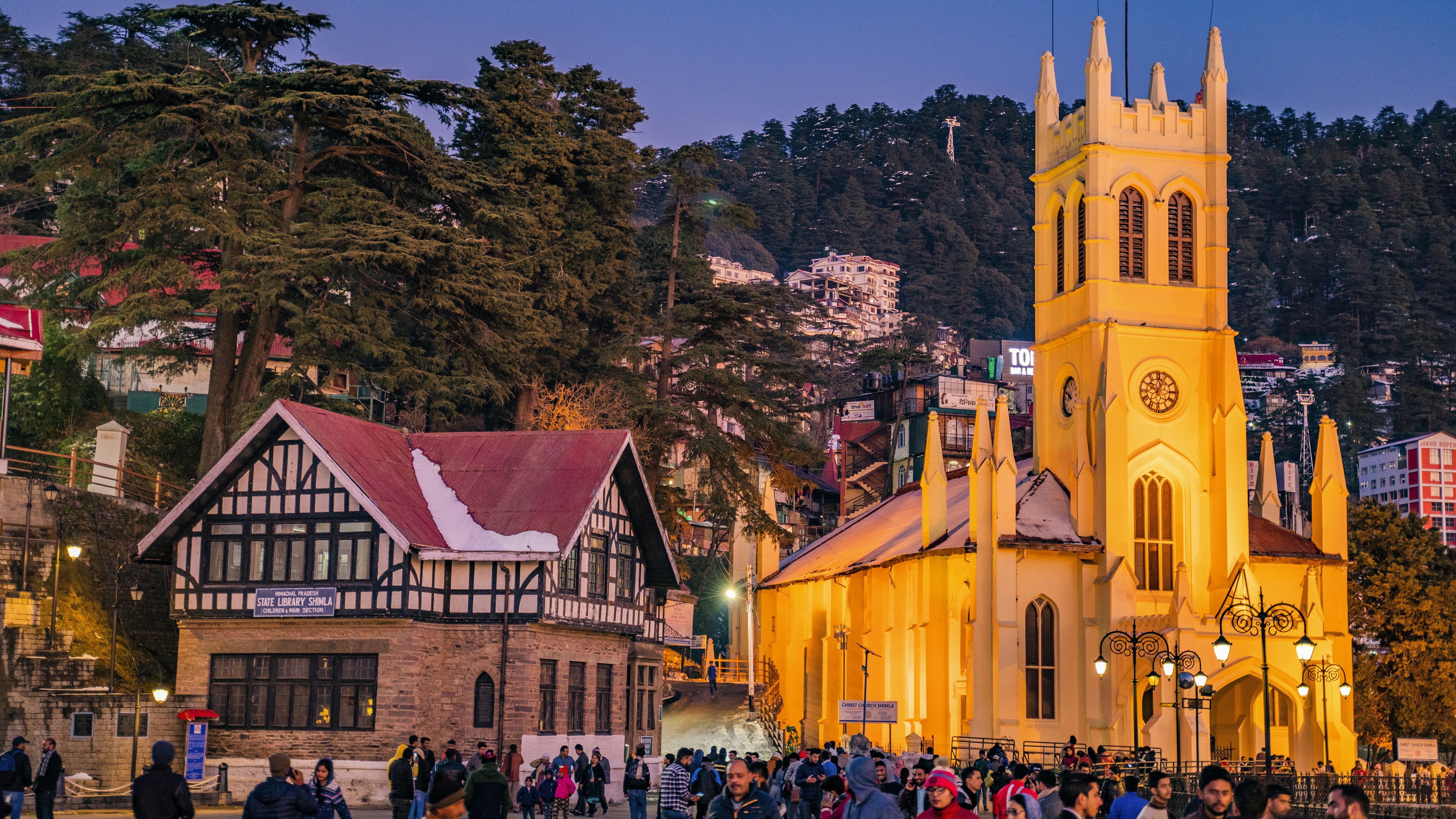 uma grande multidão de pessoas fora de uma igreja