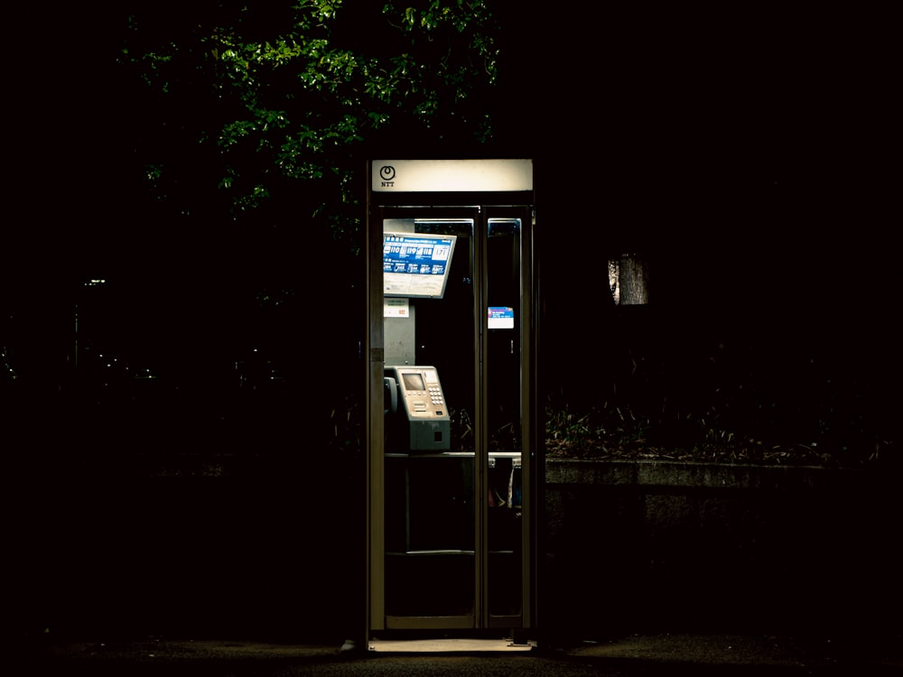 um telefone público à noite
