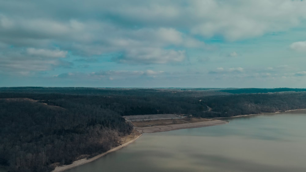 Une rivière avec une route et des arbres