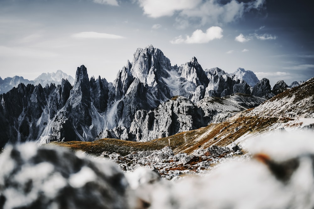 Una catena montuosa innevata