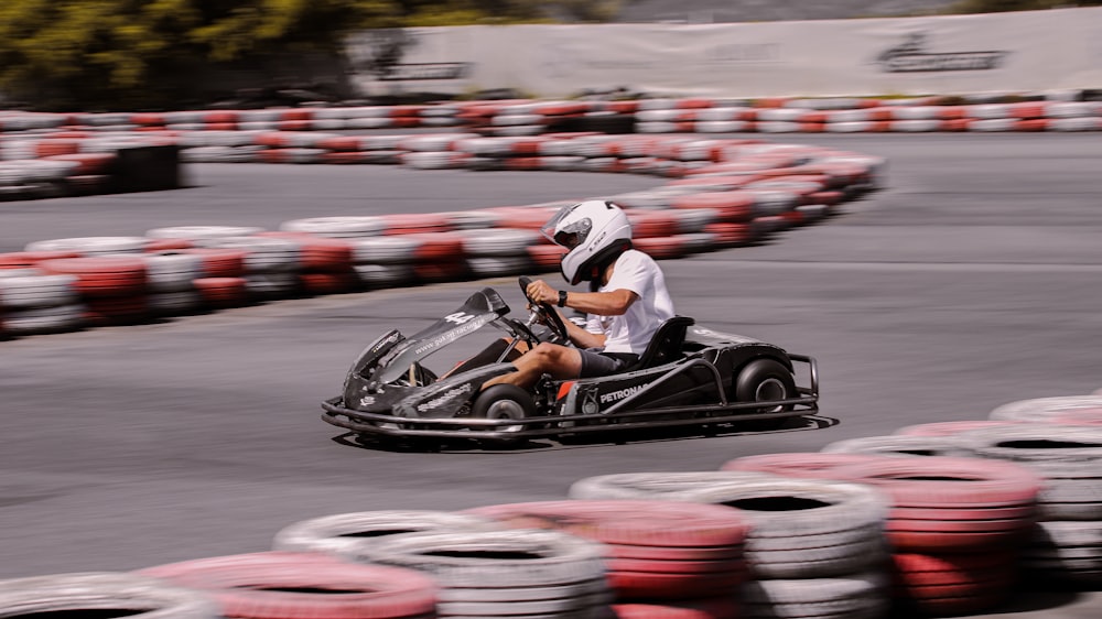 Un hombre conduciendo un kart