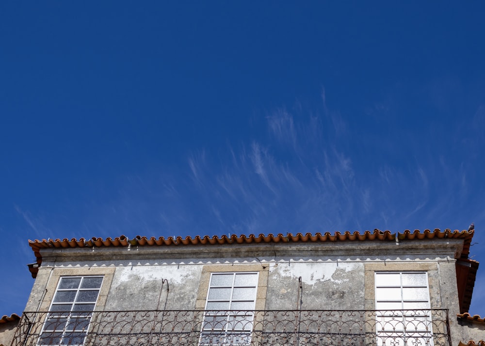 a building with a roof and a blue sky