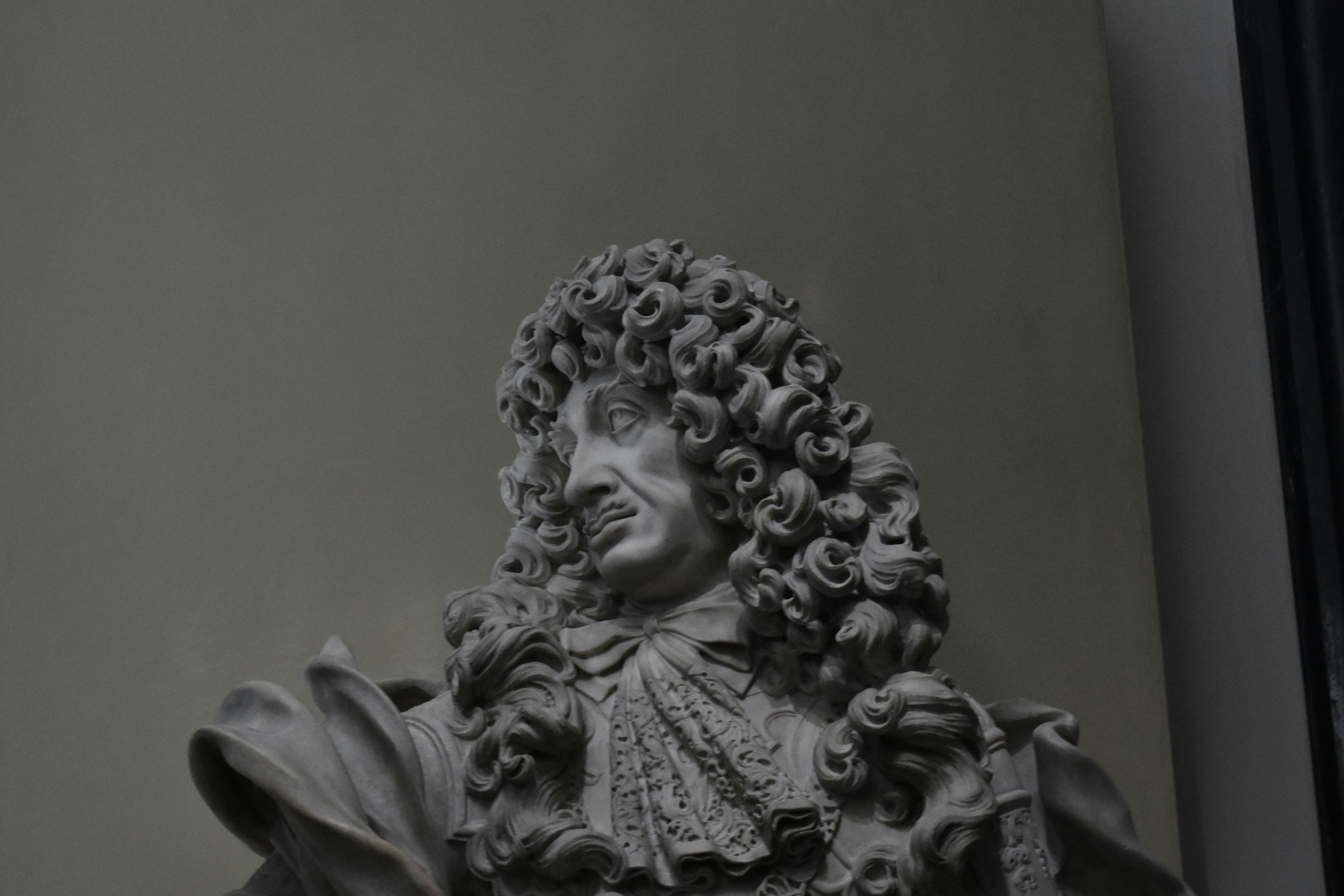 a statue of a person