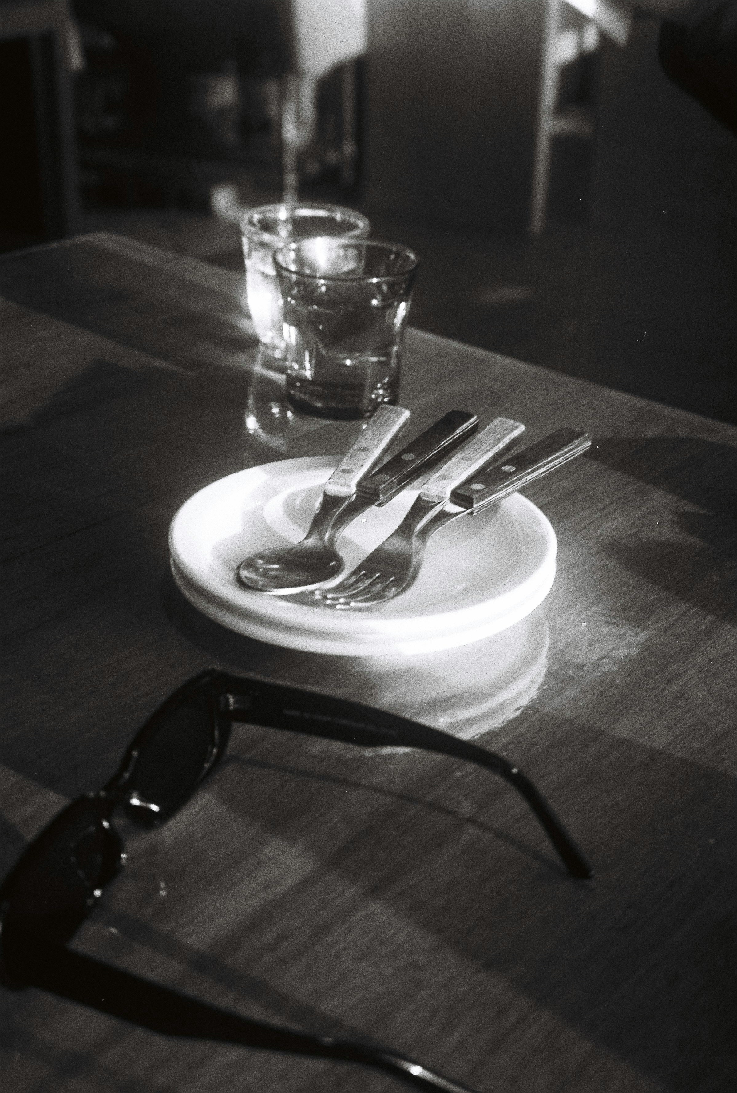 un piatto con posate e un bicchiere d'acqua su di esso