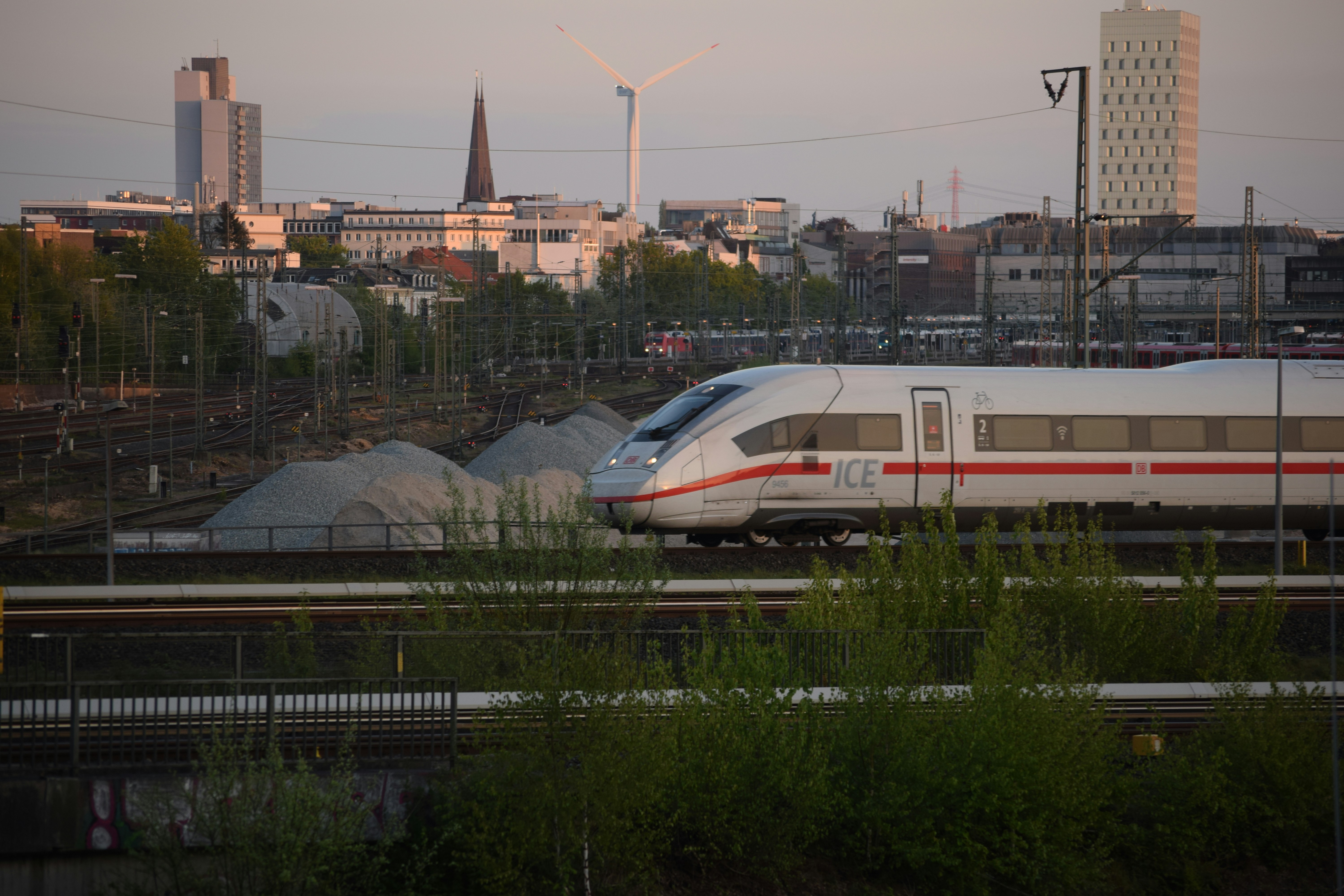 um trem nos trilhos da ferrovia