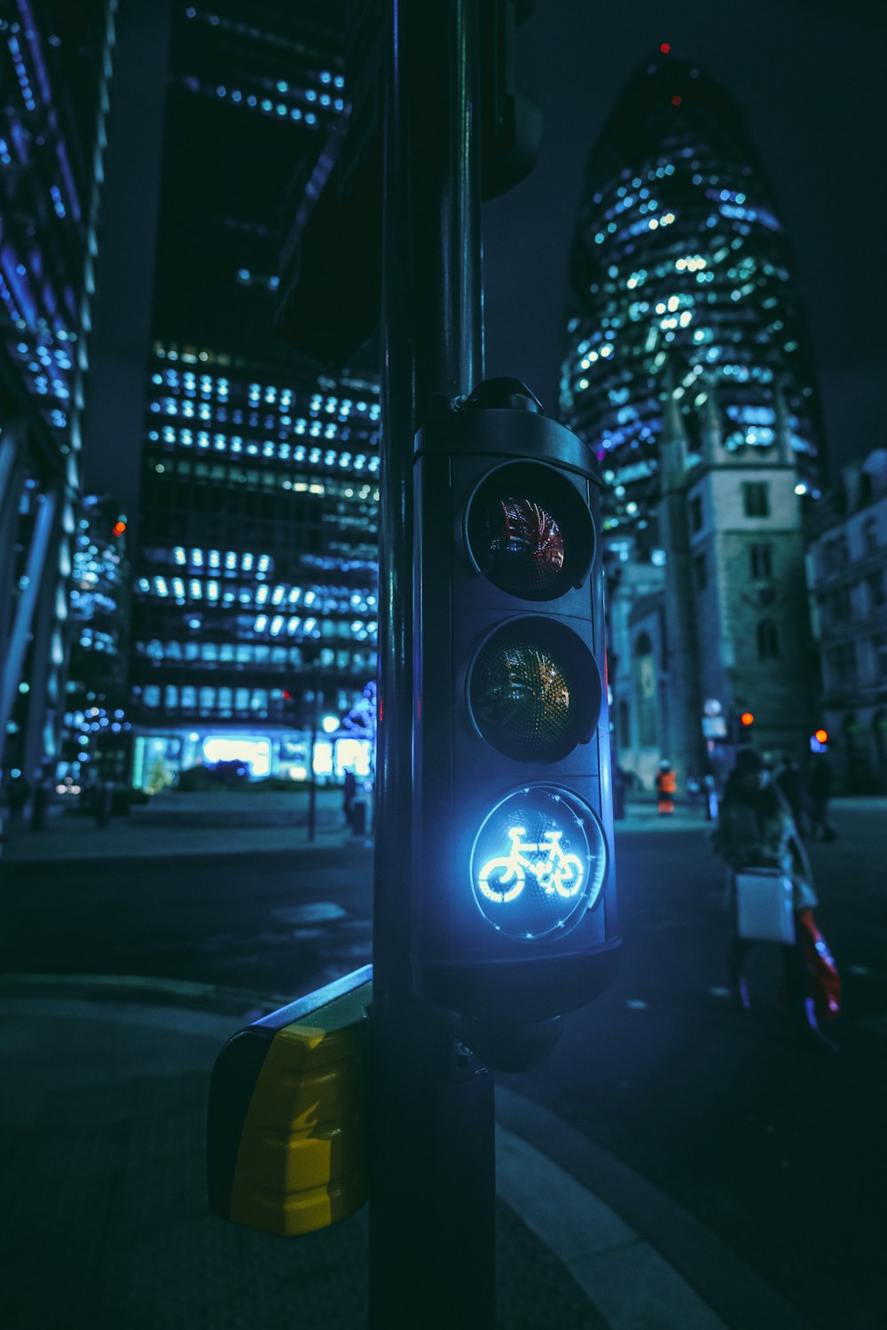 a traffic light on a city street