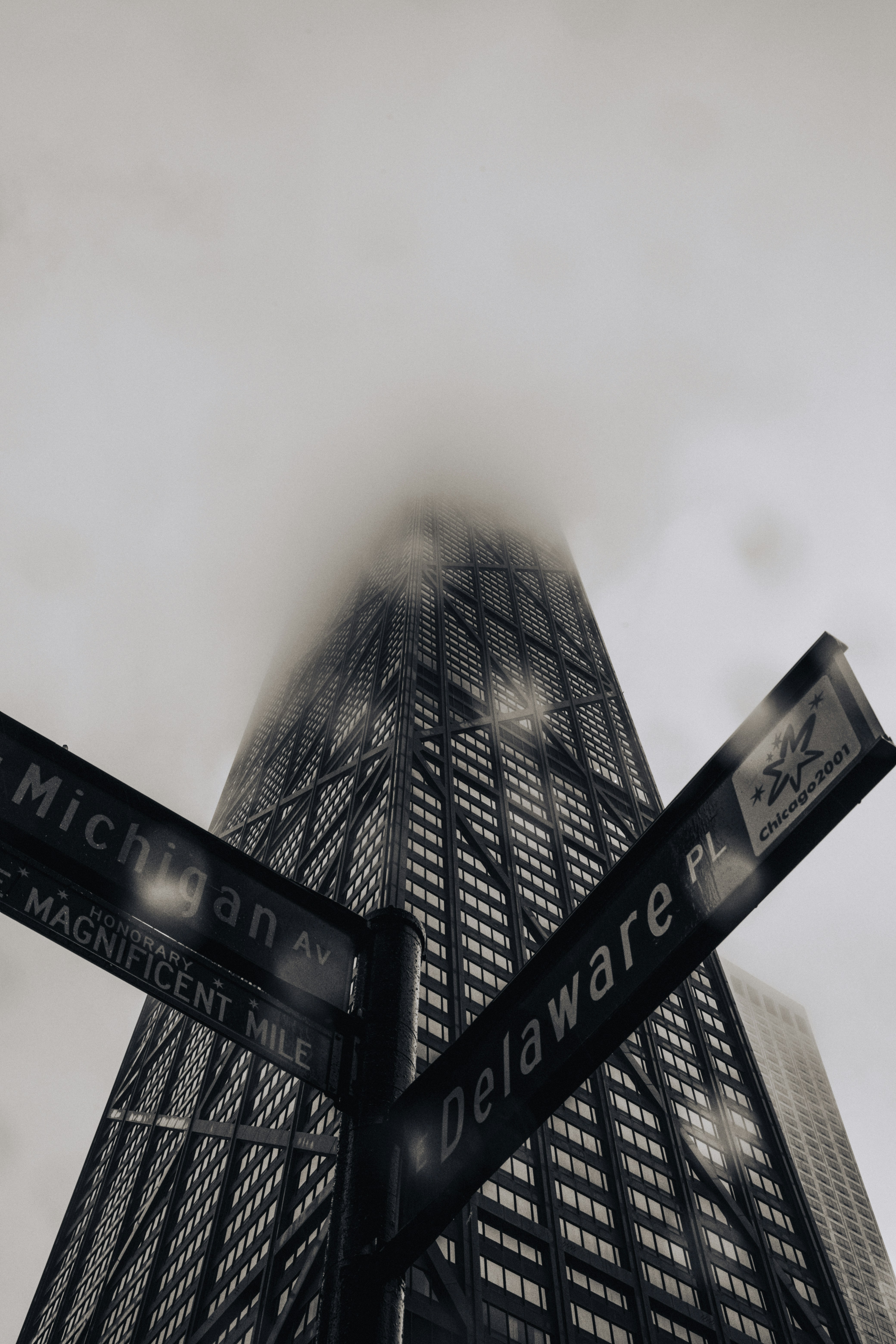 A street sign in front of a skyscraper photo – Free Grey Image on Unsplash