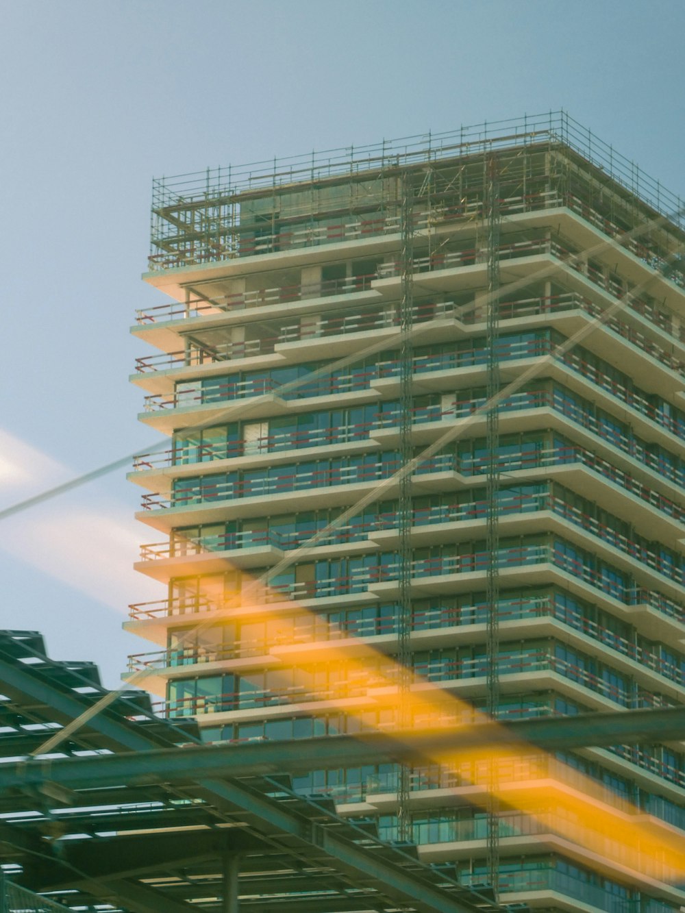 Un edificio alto con ventanas de vidrio